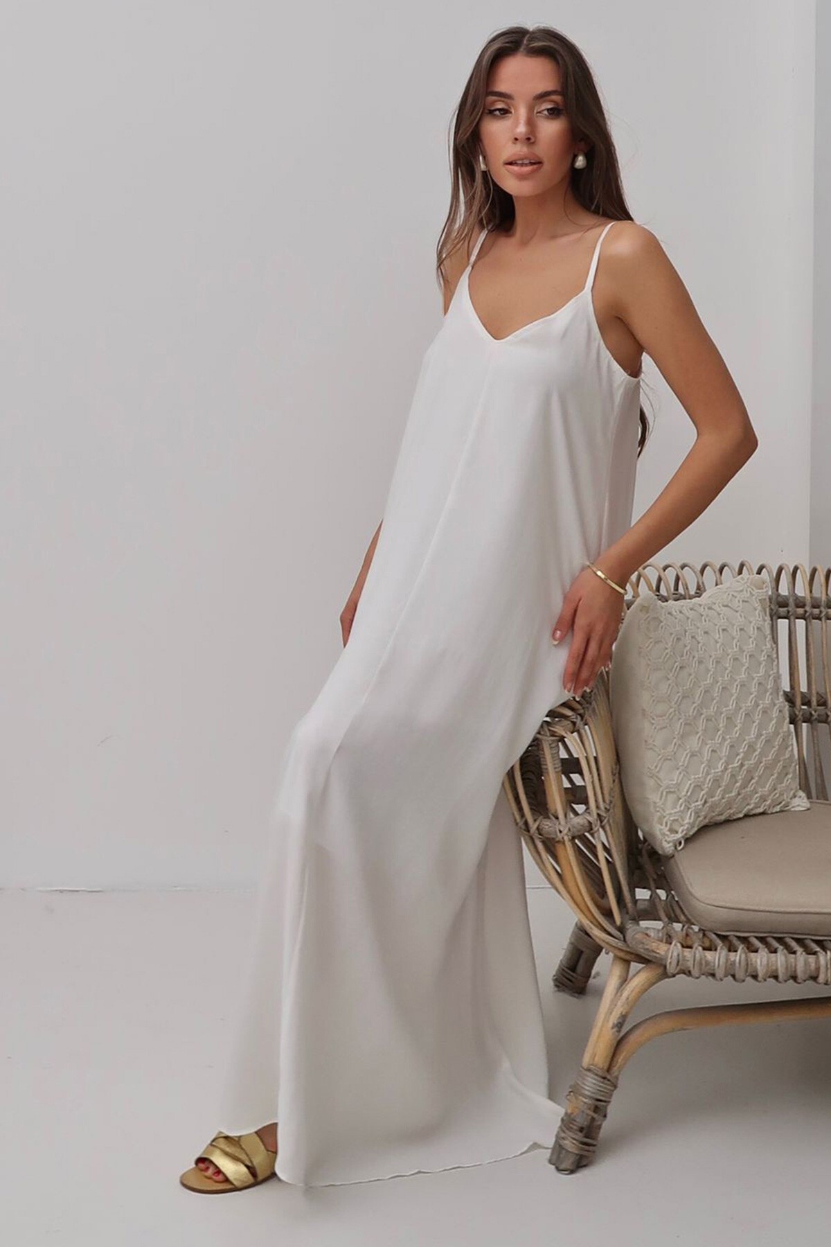 Beyaz V Yaka Askılı Uzun Astarlı Salaş Elbise