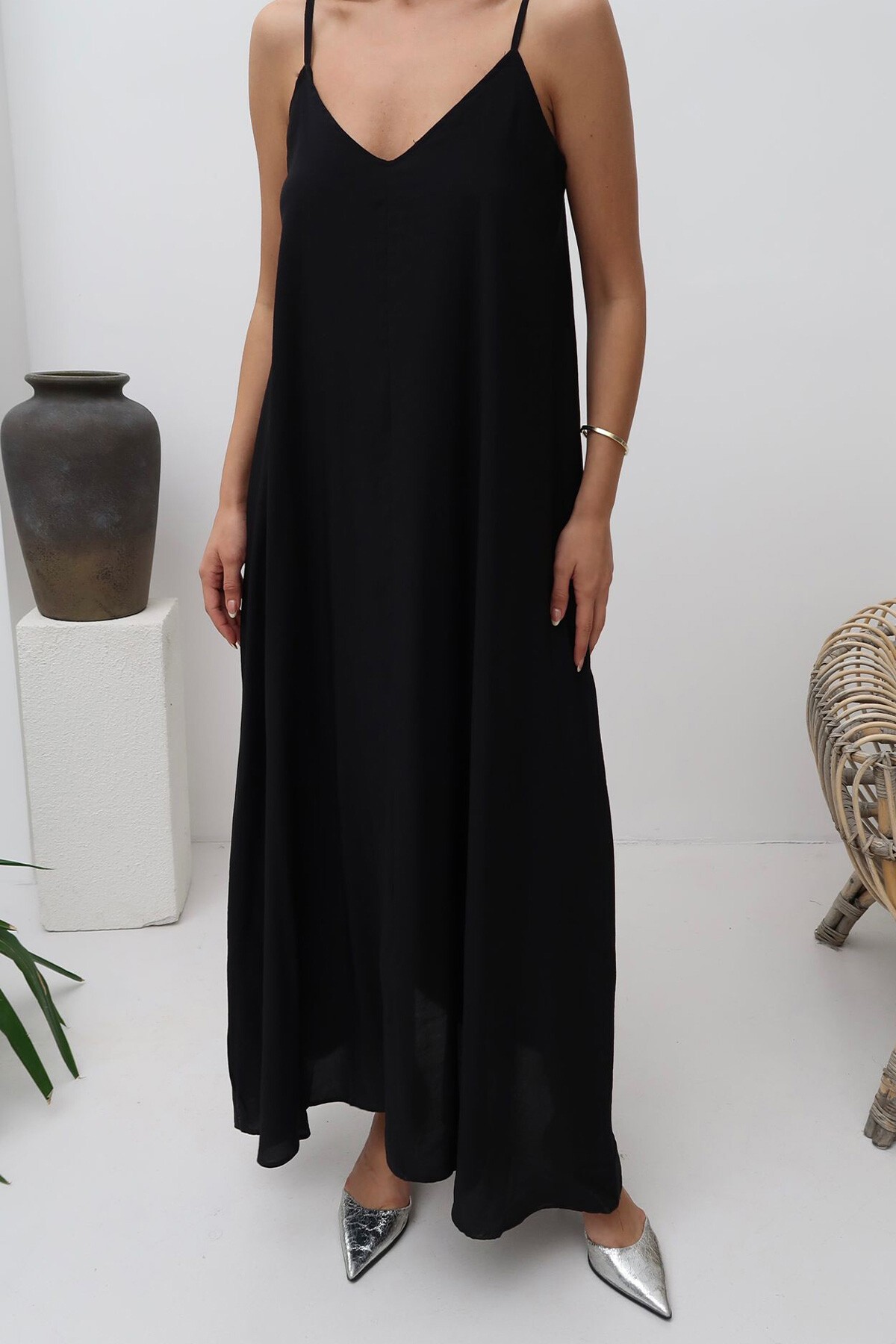 Siyah V Yaka Askılı Uzun Astarlı Salaş Elbise