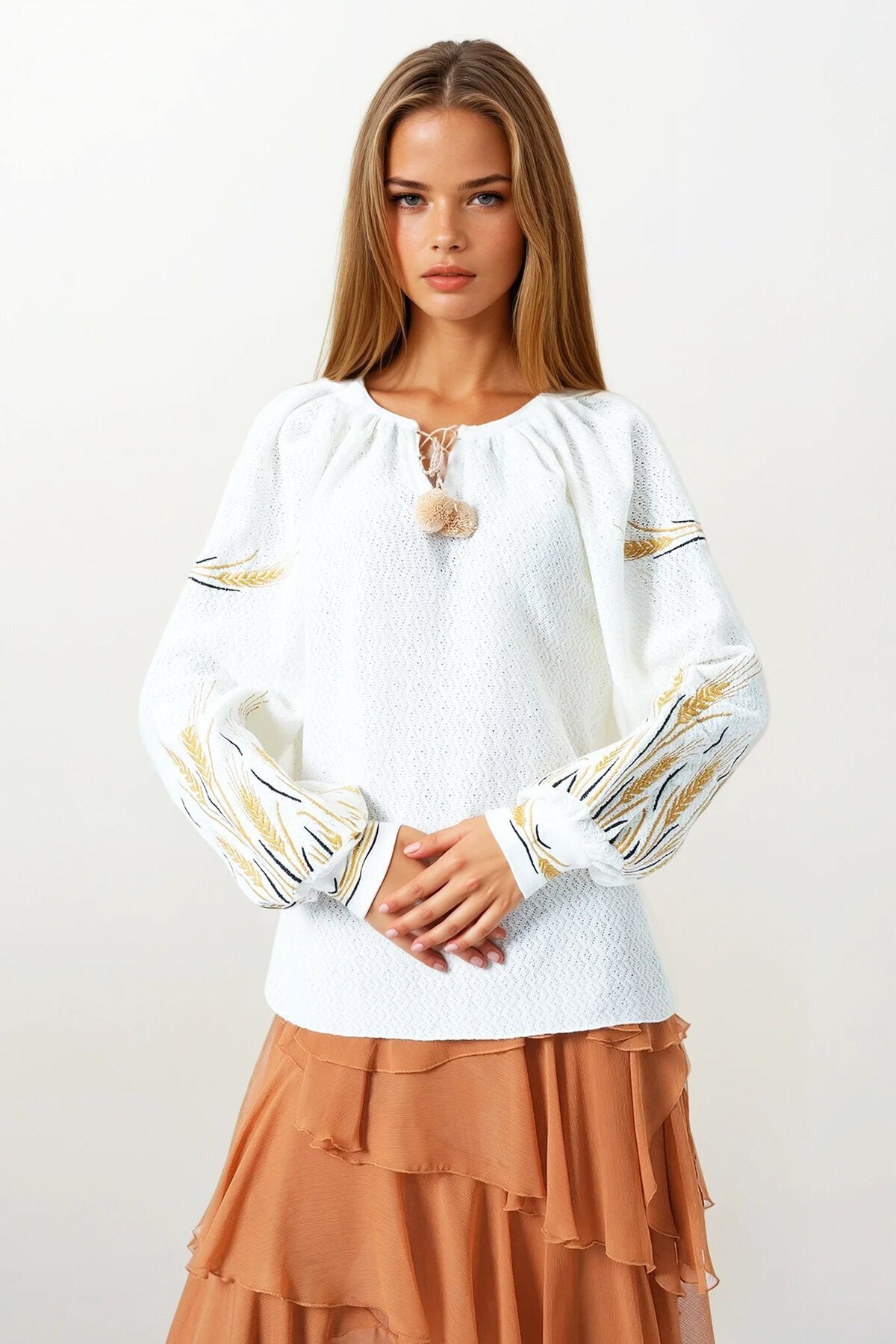 Beyaz Başak Nakışlı Bağcıklı Püskül Detaylı Bohem Bluz