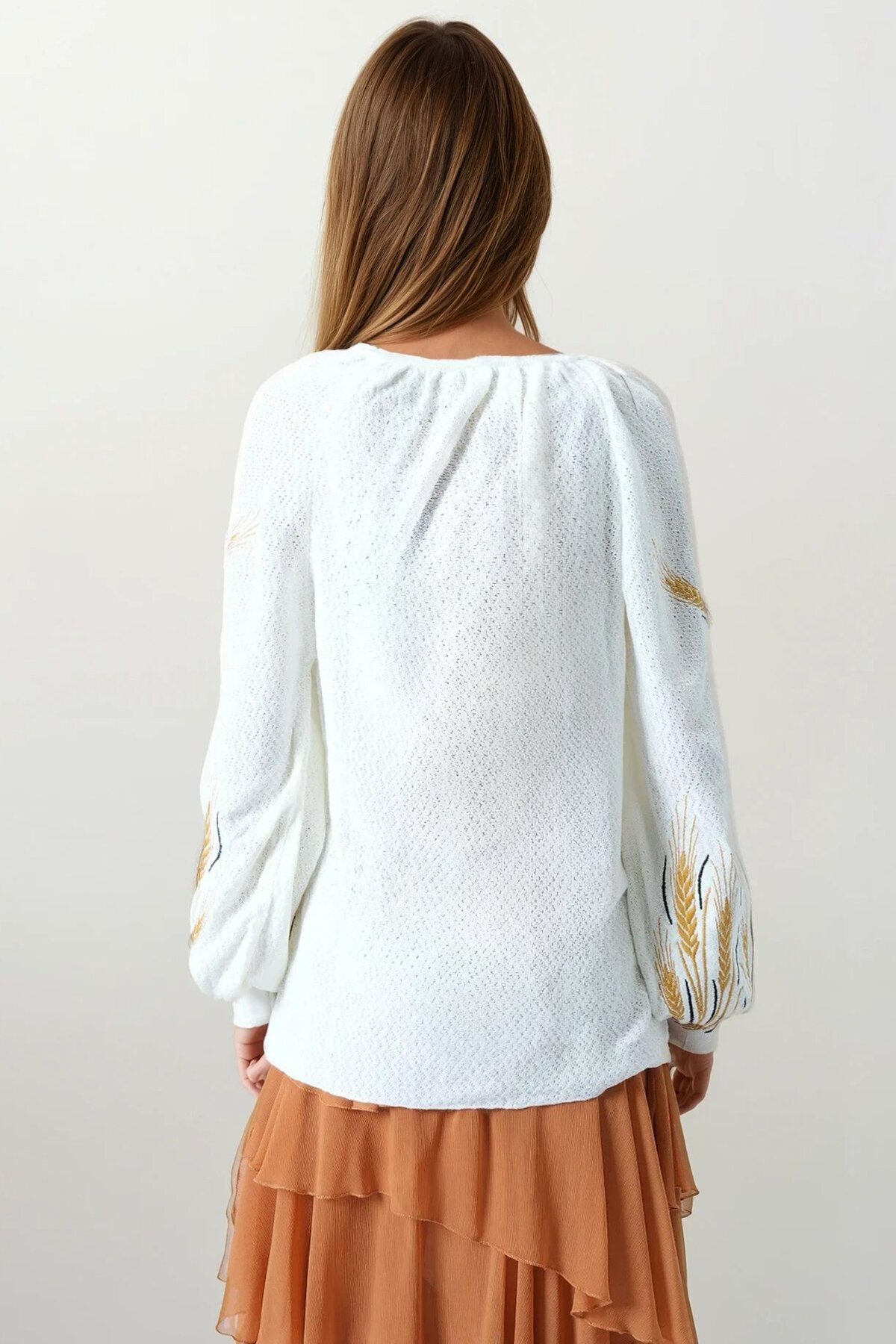 Beyaz Başak Nakışlı Bağcıklı Püskül Detaylı Bohem Bluz
