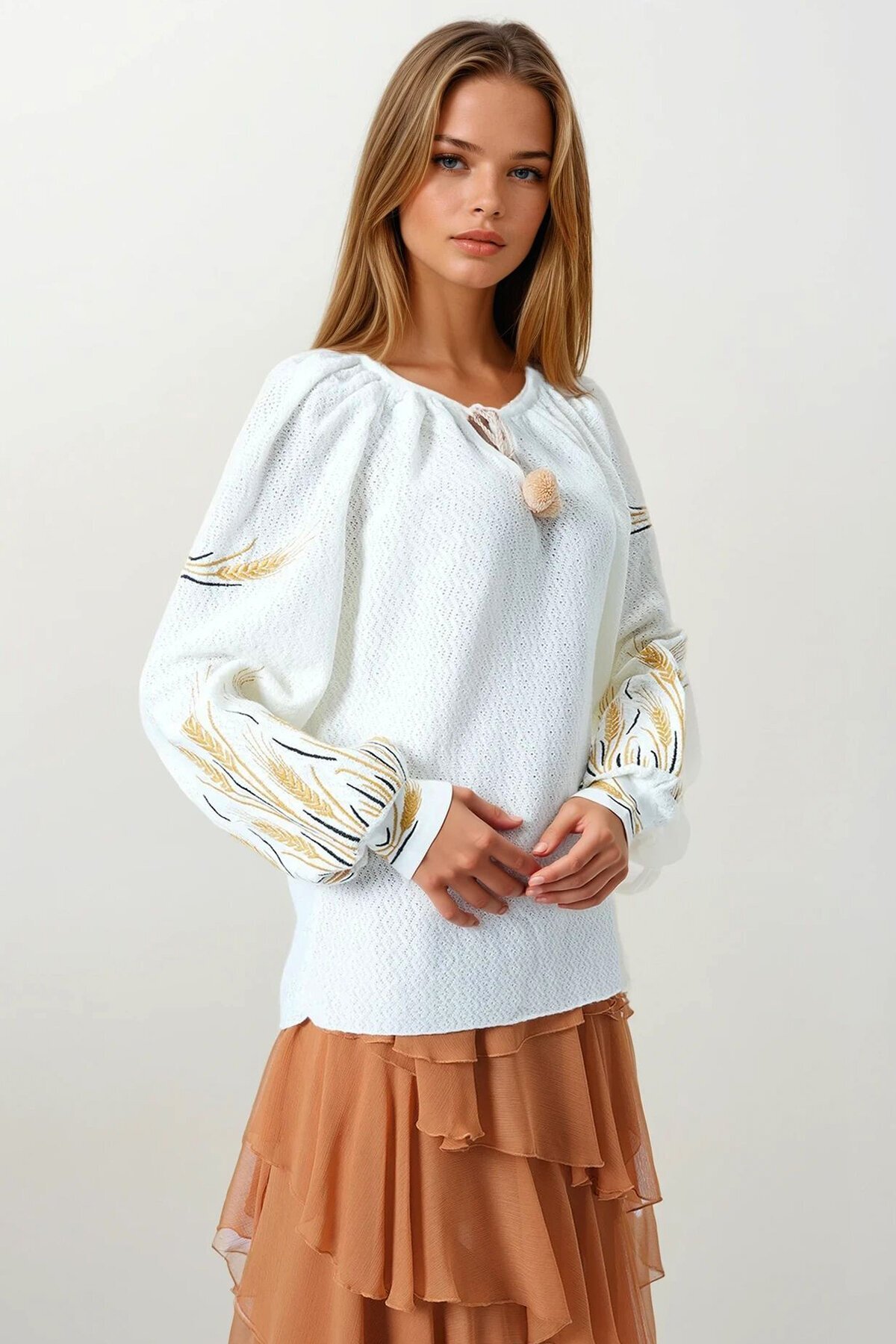 Beyaz Başak Nakışlı Bağcıklı Püskül Detaylı Bohem Bluz