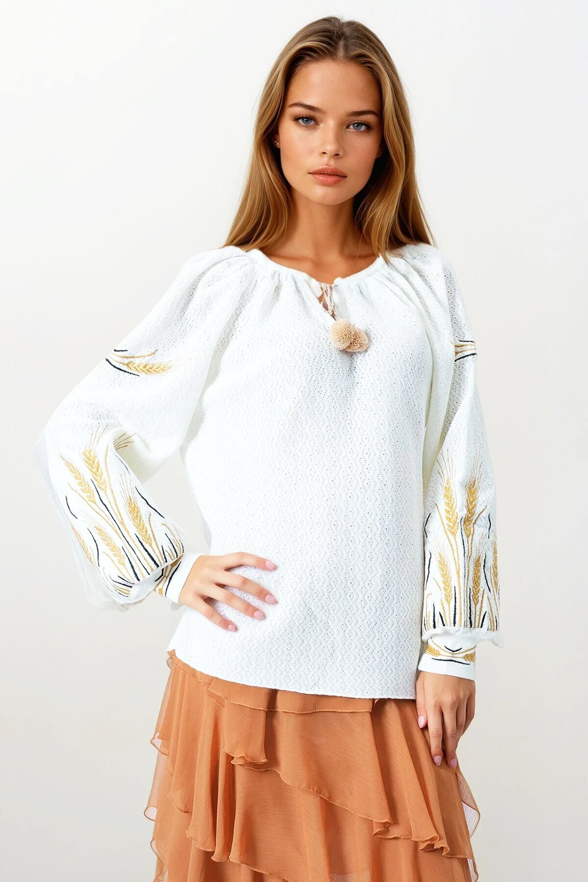 Beyaz Başak Nakışlı Bağcıklı Püskül Detaylı Bohem Bluz