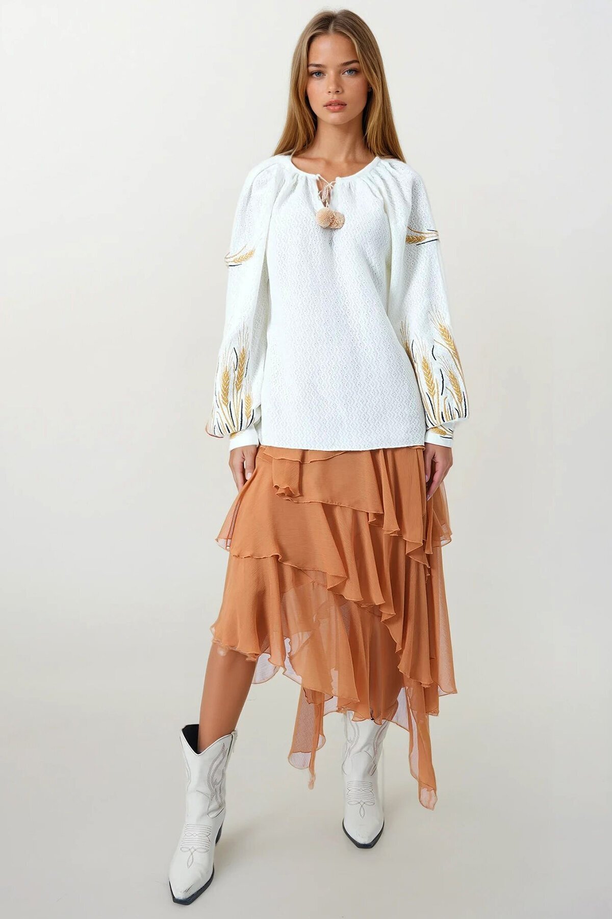 Beyaz Başak Nakışlı Bağcıklı Püskül Detaylı Bohem Bluz