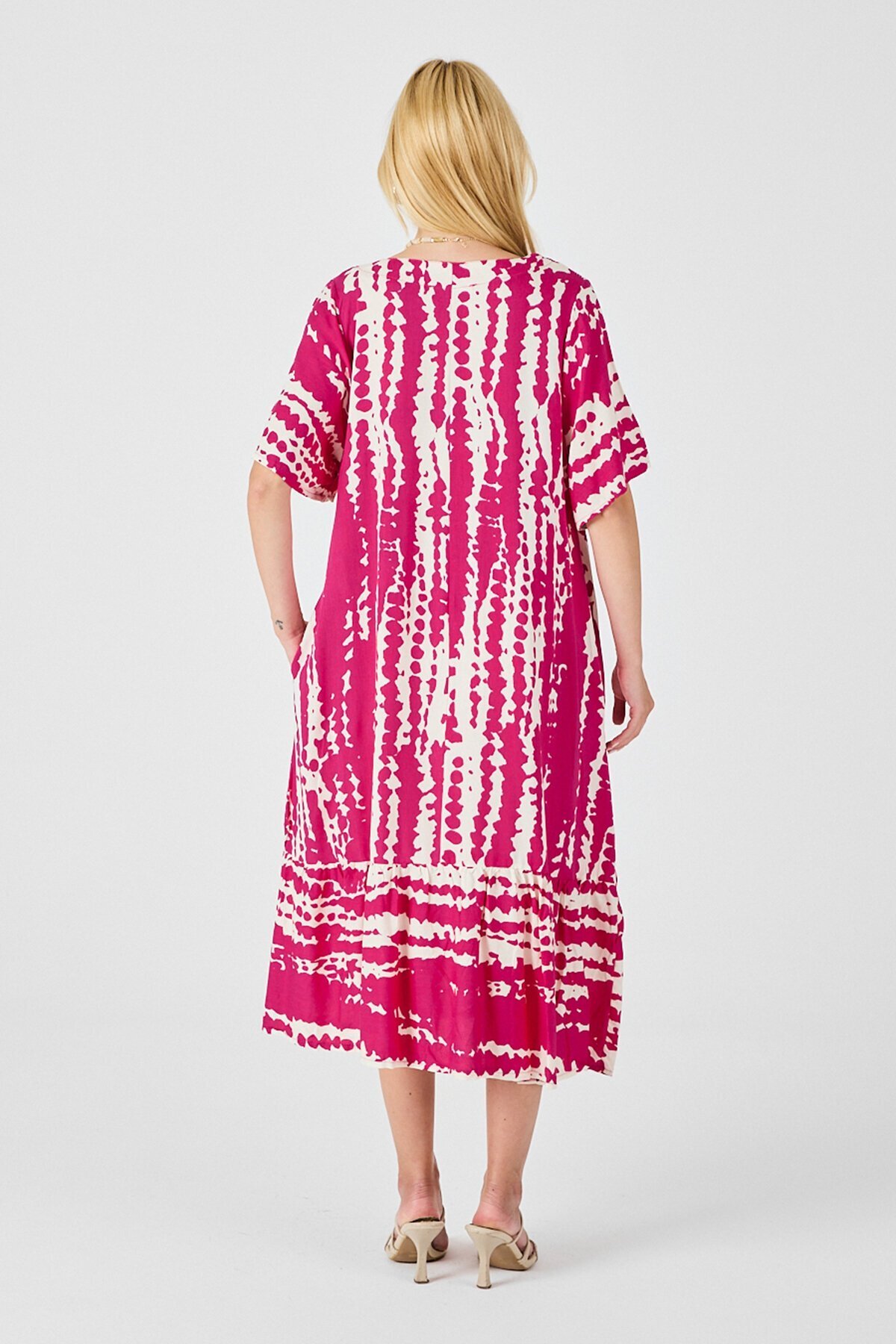 Fuşya Batik Desenli V Yaka Eteği Volanlı Oversize Elbise