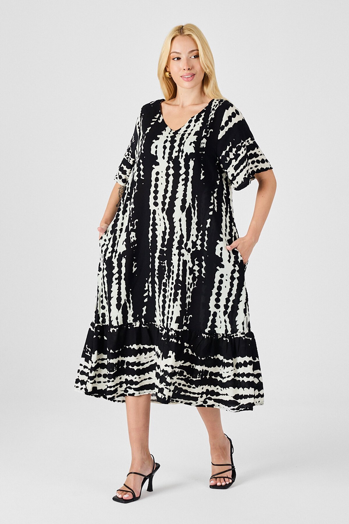 Siyah Batik Desenli V Yaka Eteği Volanlı Oversize Elbise