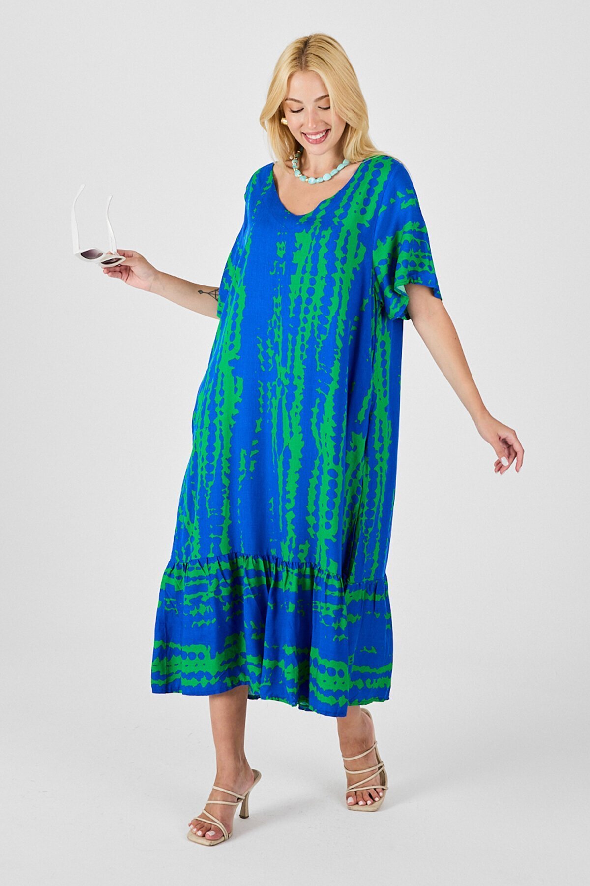 Yeşil Mavi Batik Desenli V Yaka Eteği Volanlı Oversize Elbise