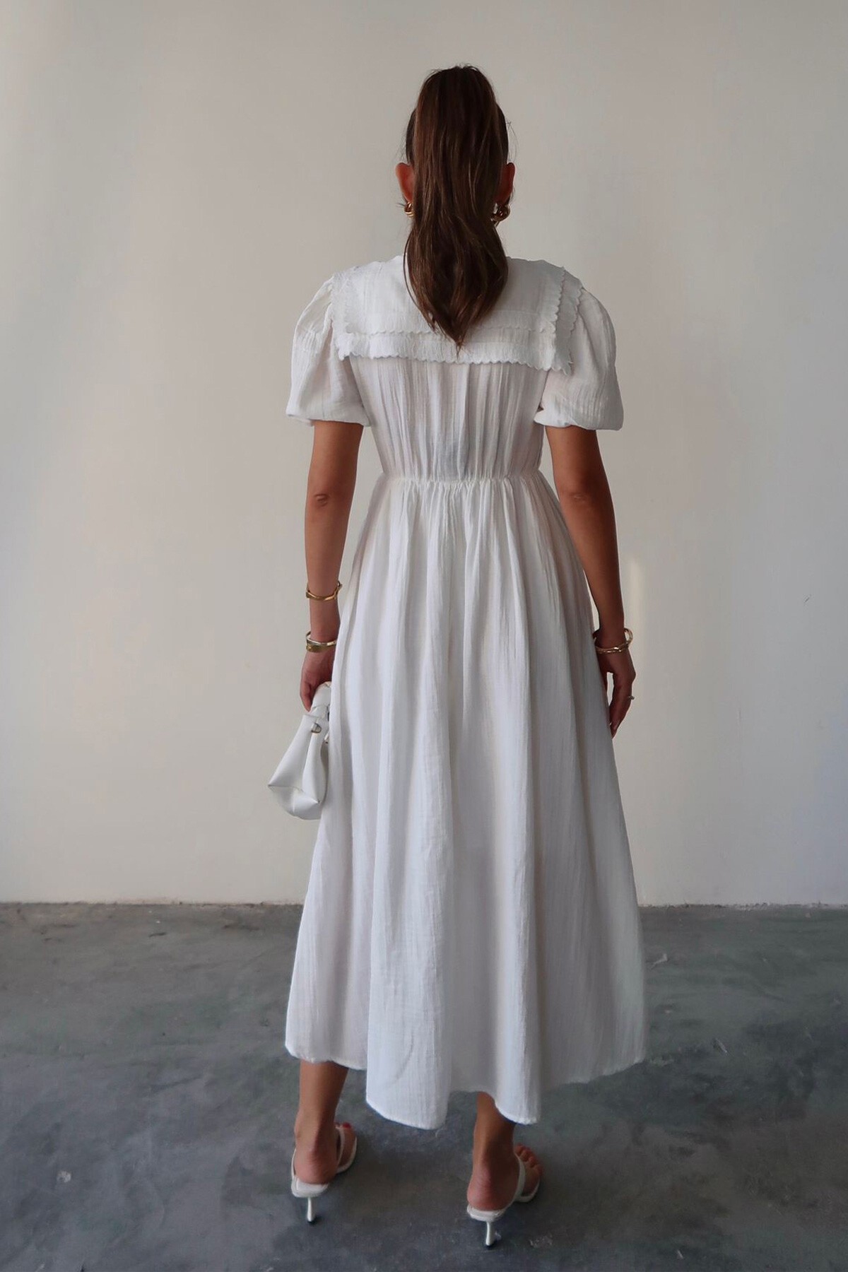 Beyaz Bebe Yaka Bağlamalı Astarlı Uzun Müslin Elbise