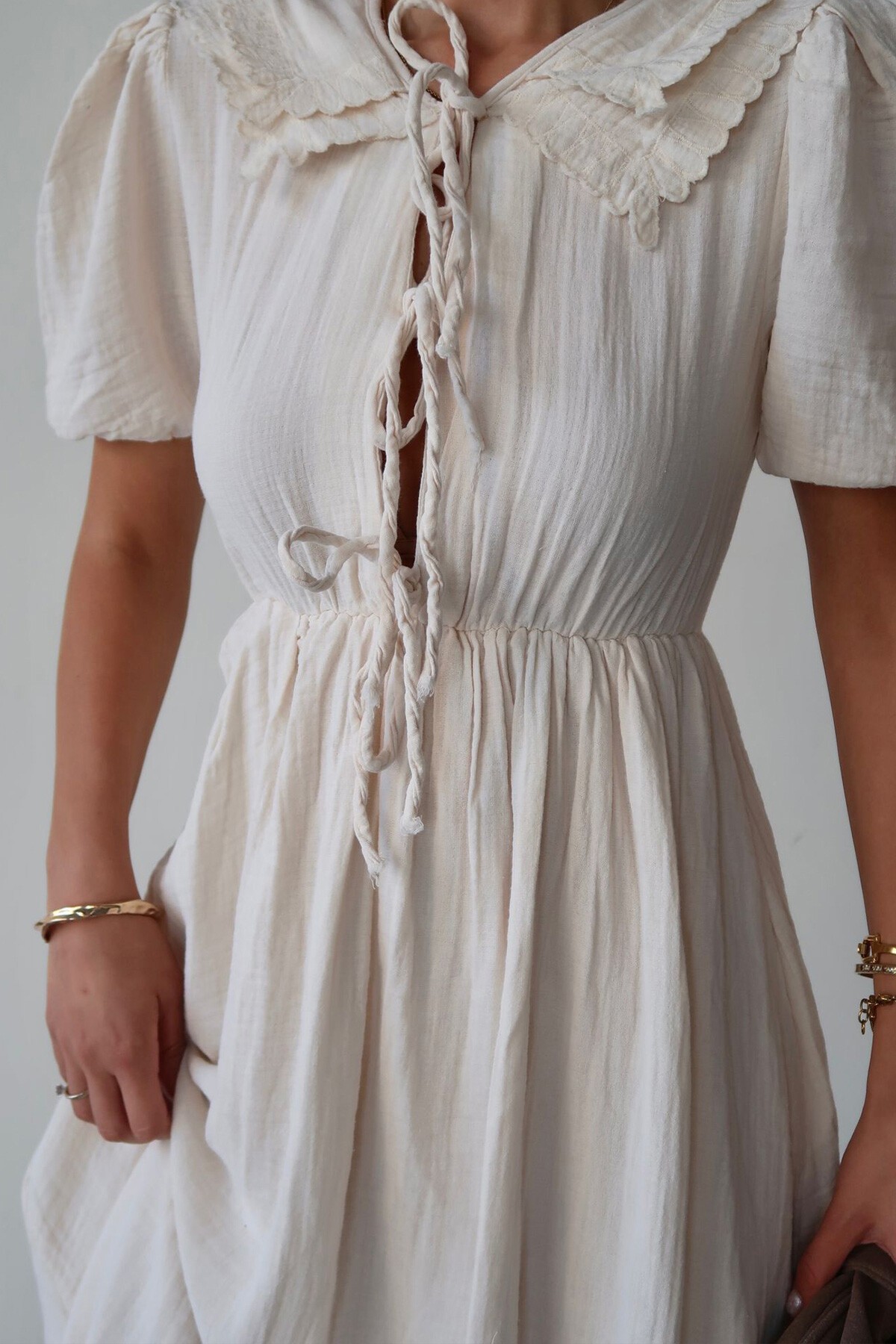 Krem Bebe Yaka Bağlamalı Astarlı Uzun Müslin Elbise