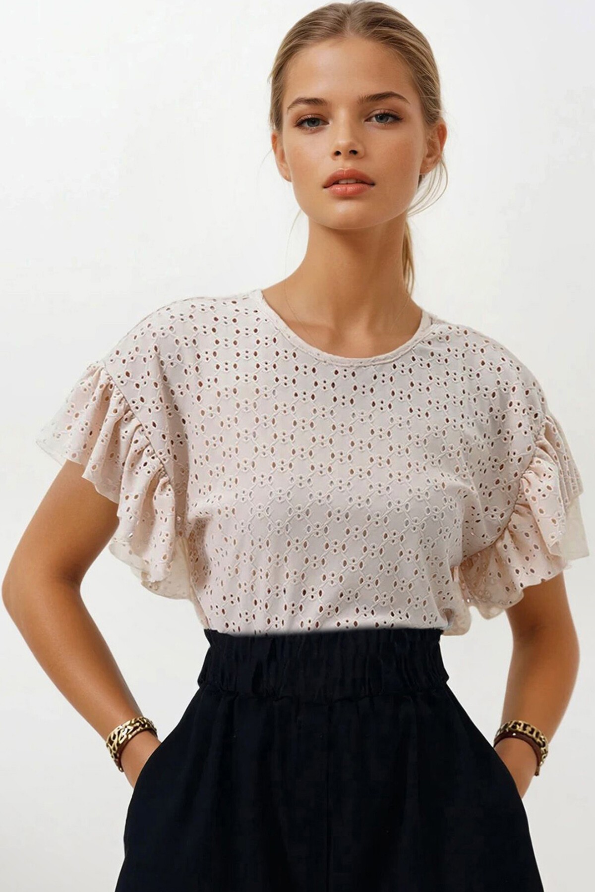 Bej Bisiklet Yaka Delik Ajurlu Kolları Fırfırlı Örme Bluz