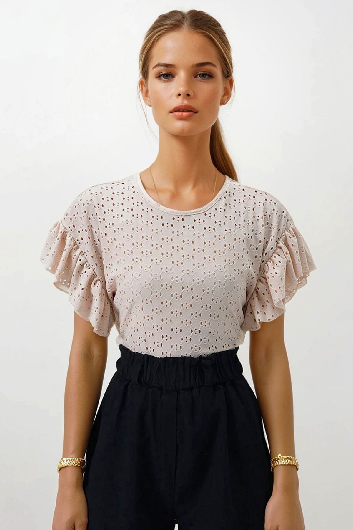 Bej Bisiklet Yaka Delik Ajurlu Kolları Fırfırlı Örme Bluz