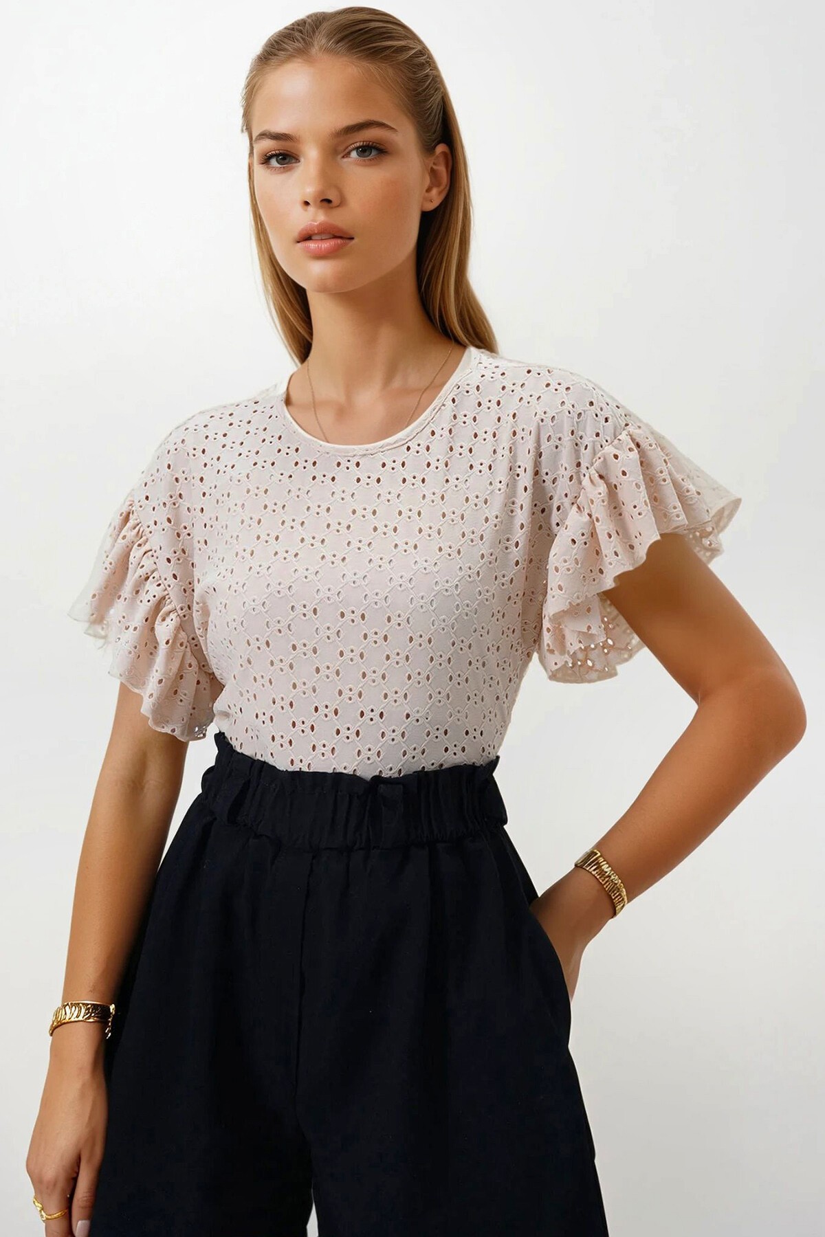 Bej Bisiklet Yaka Delik Ajurlu Kolları Fırfırlı Örme Bluz