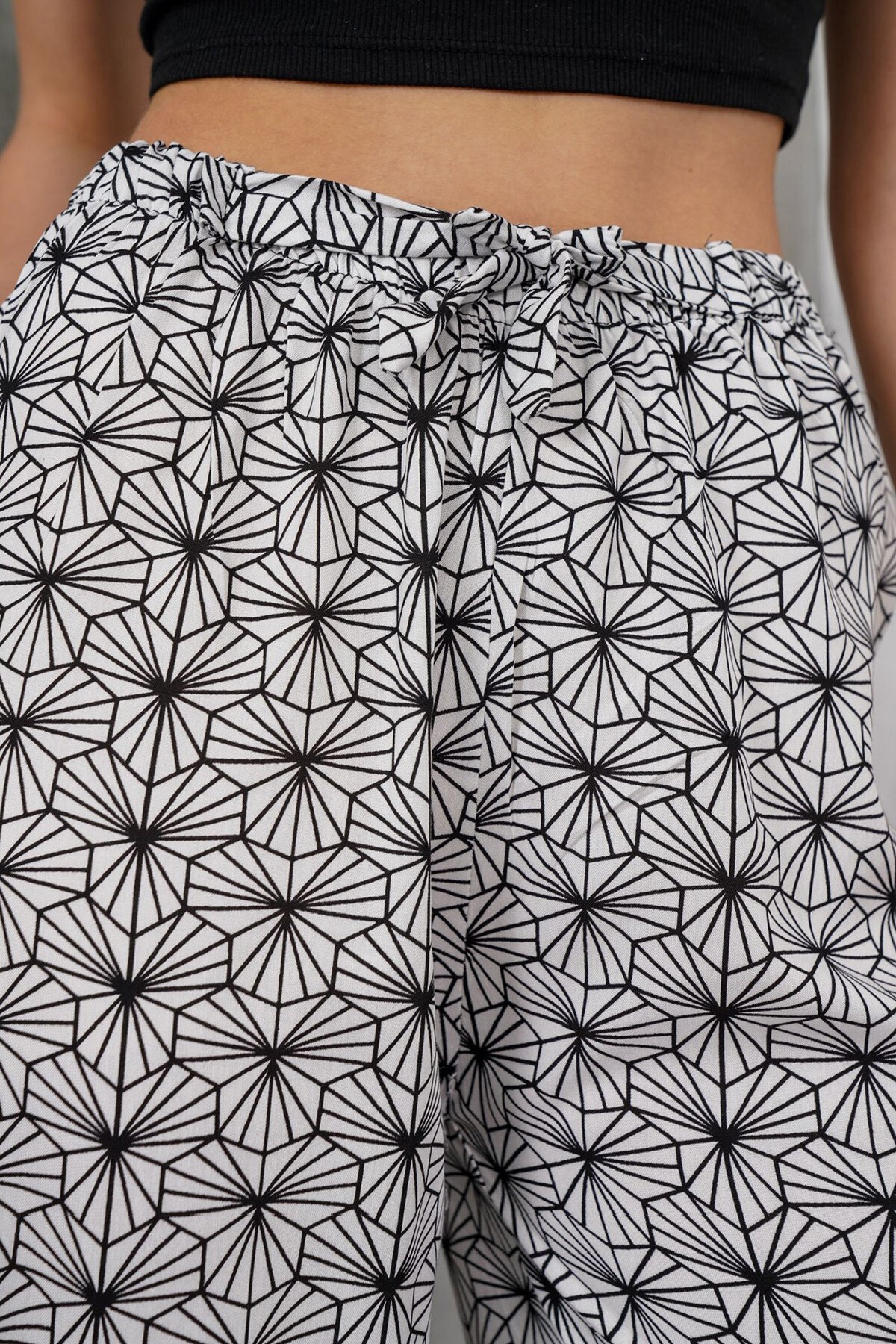 Siyah-Çizgili Beli Lastikli Bağcıklı Desenli Viskon Palazzo Pantolon