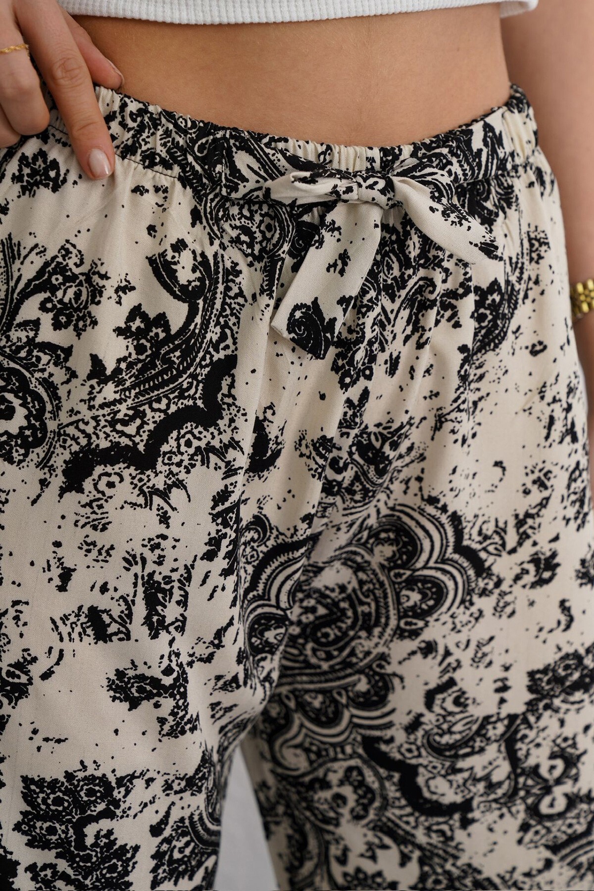 Siyah-Bej Beli Lastikli Bağcıklı Desenli Viskon Palazzo Pantolon