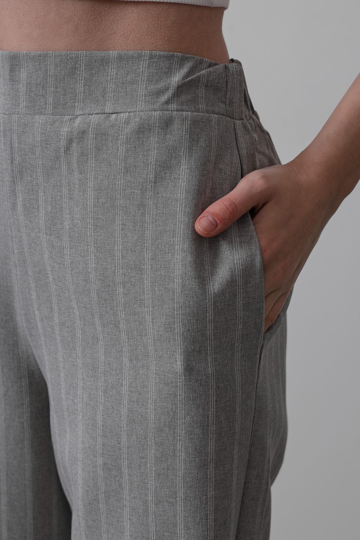 Gri-Beyaz Beli Yarım Lastikli Çizgili Palazzo Pantolon