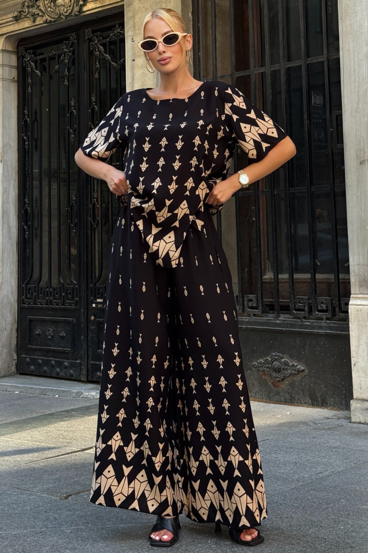 Bej Bisiklet Yaka Desenli Bluz Ve Pantolon Takım