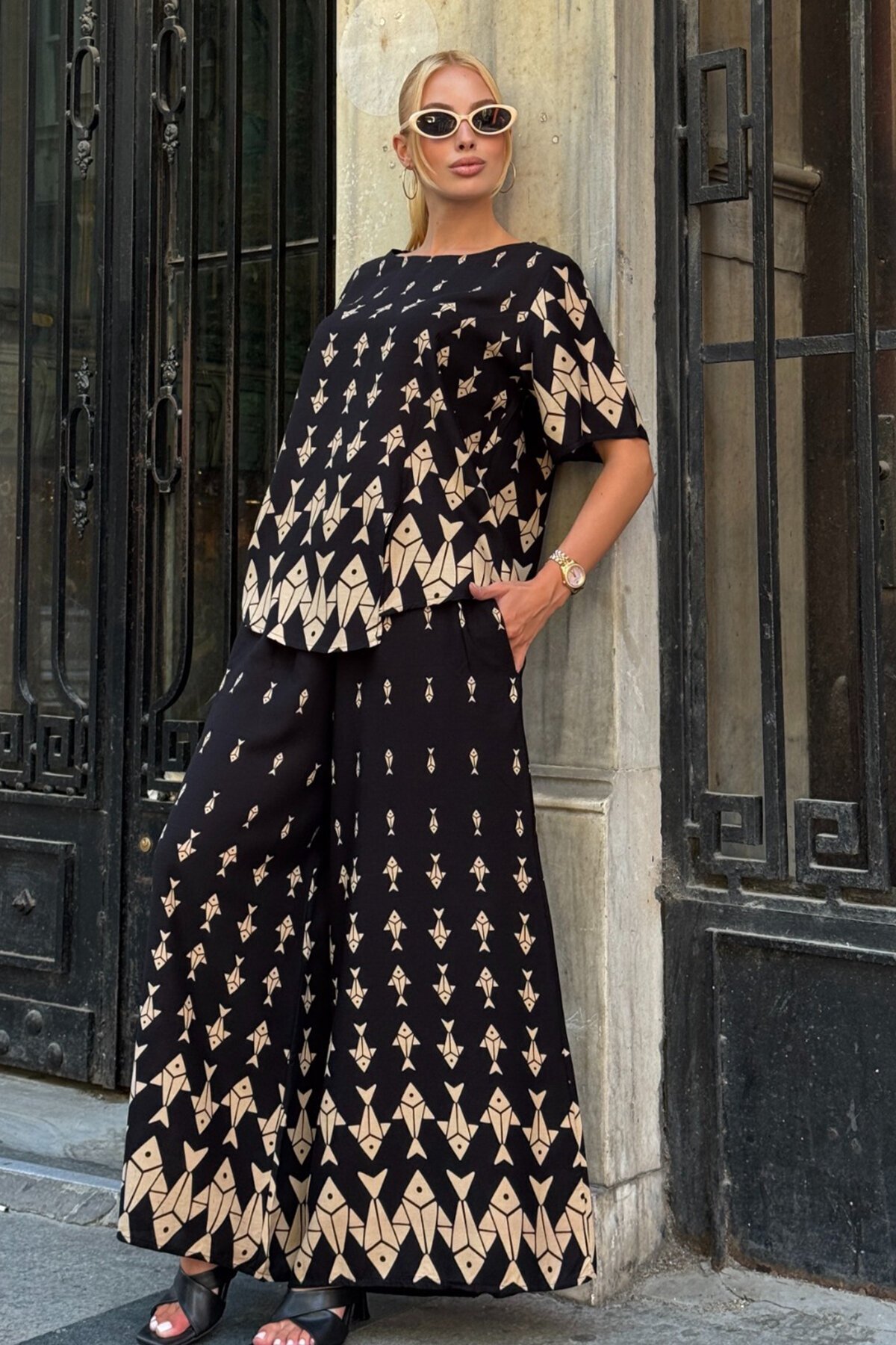 Bej Bisiklet Yaka Desenli Bluz Ve Pantolon Takım