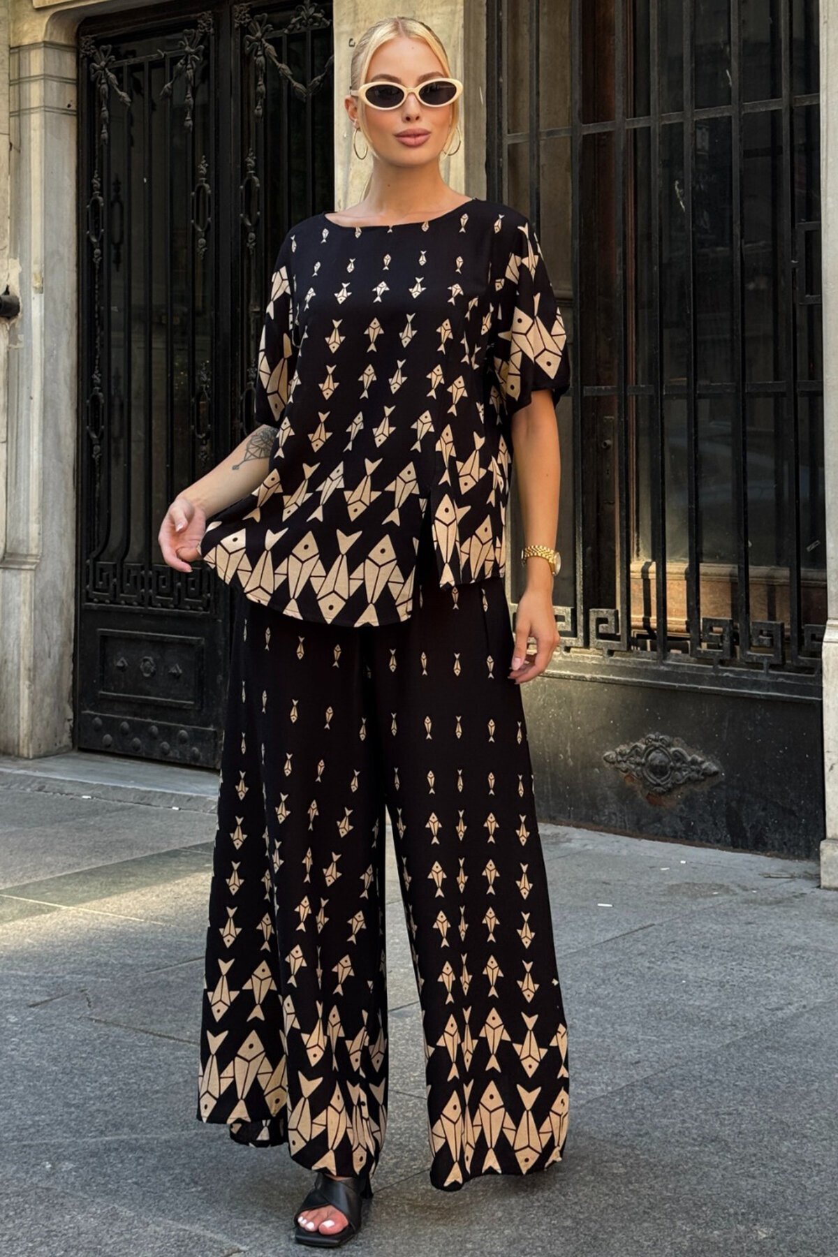 Bej Bisiklet Yaka Desenli Bluz Ve Pantolon Takım