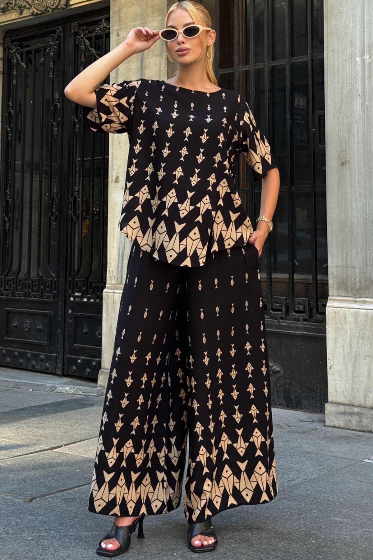 Bej Bisiklet Yaka Desenli Bluz Ve Pantolon Takım