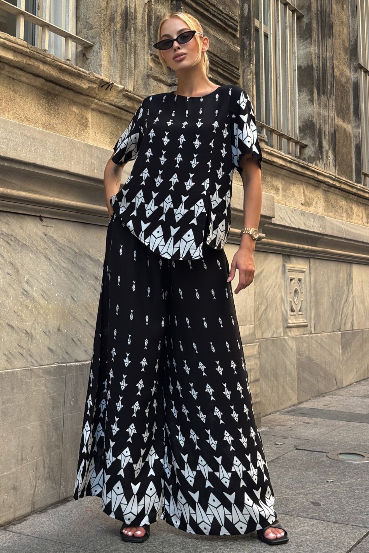 Beyaz Bisiklet Yaka Desenli Bluz Ve Pantolon Takım