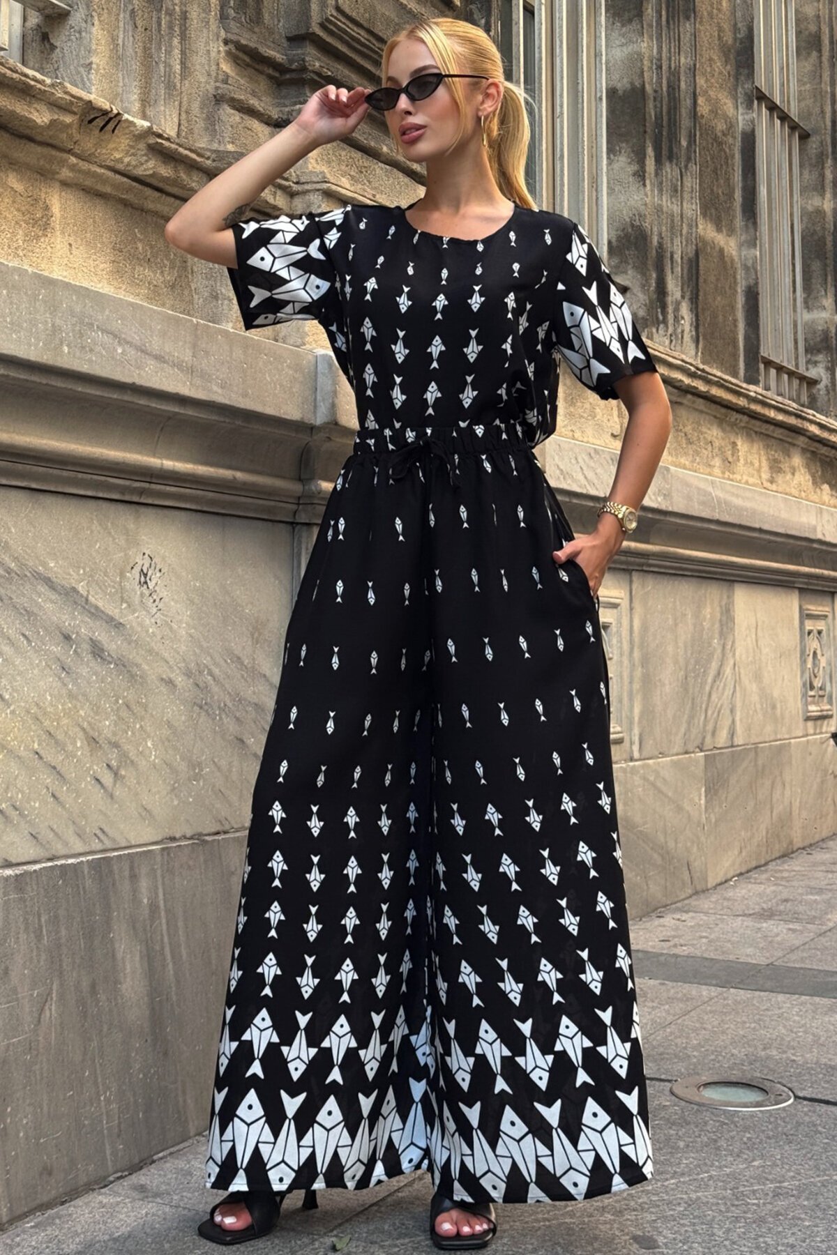 Beyaz Bisiklet Yaka Desenli Bluz Ve Pantolon Takım