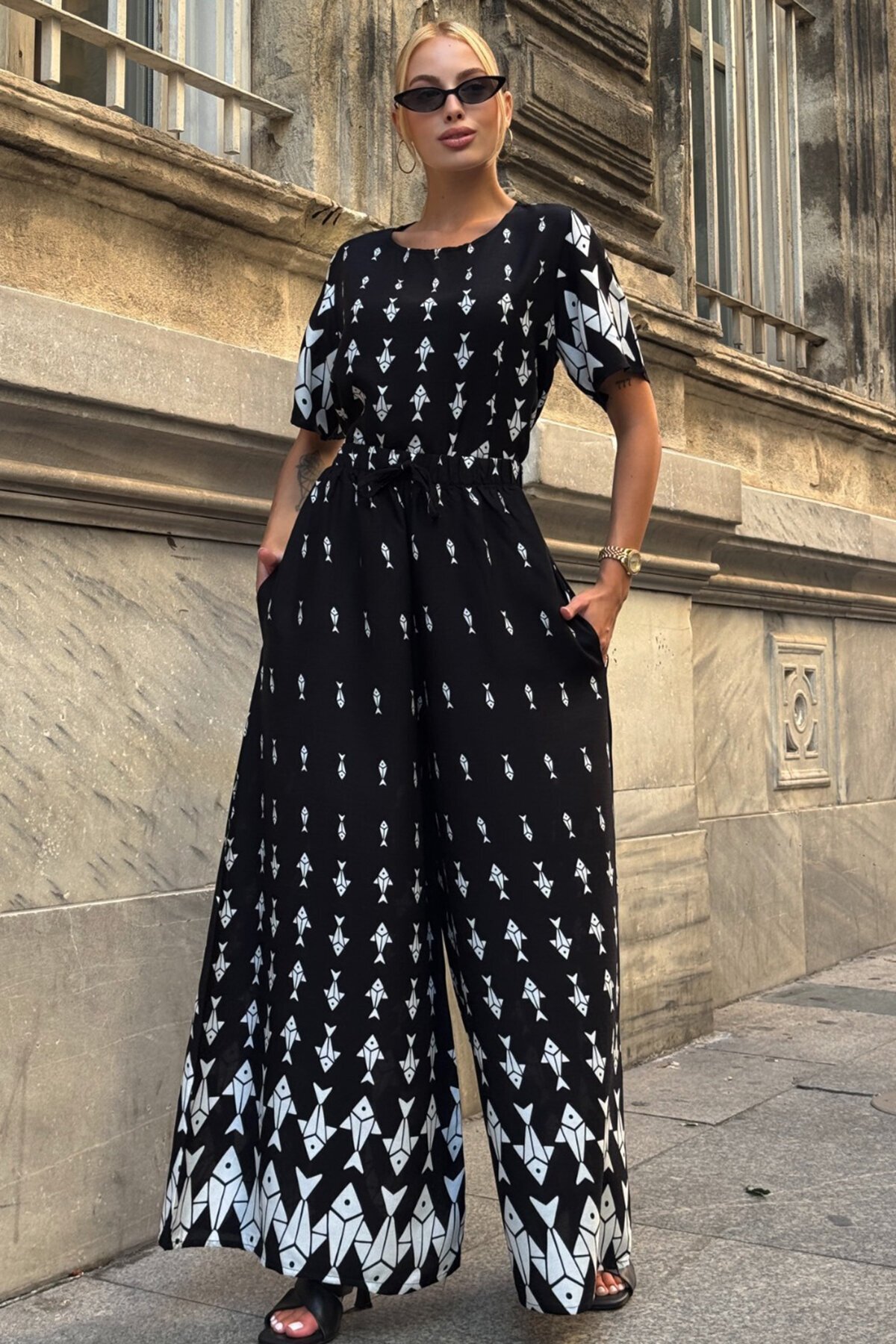 Beyaz Bisiklet Yaka Desenli Bluz Ve Pantolon Takım