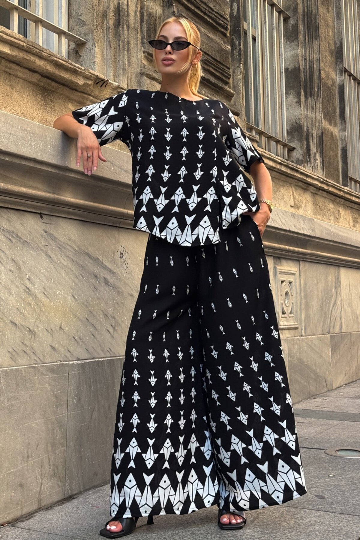 Beyaz Bisiklet Yaka Desenli Bluz Ve Pantolon Takım