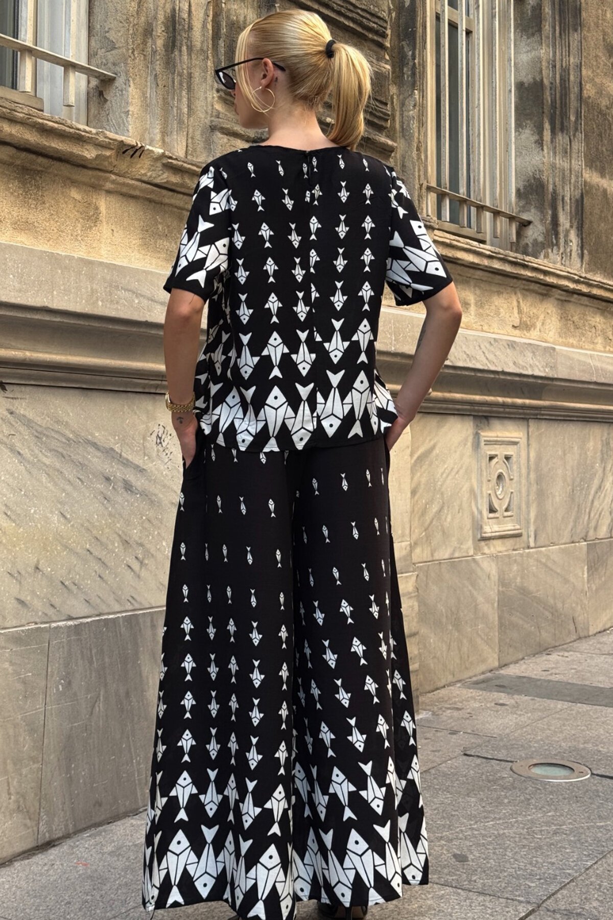 Beyaz Bisiklet Yaka Desenli Bluz Ve Pantolon Takım