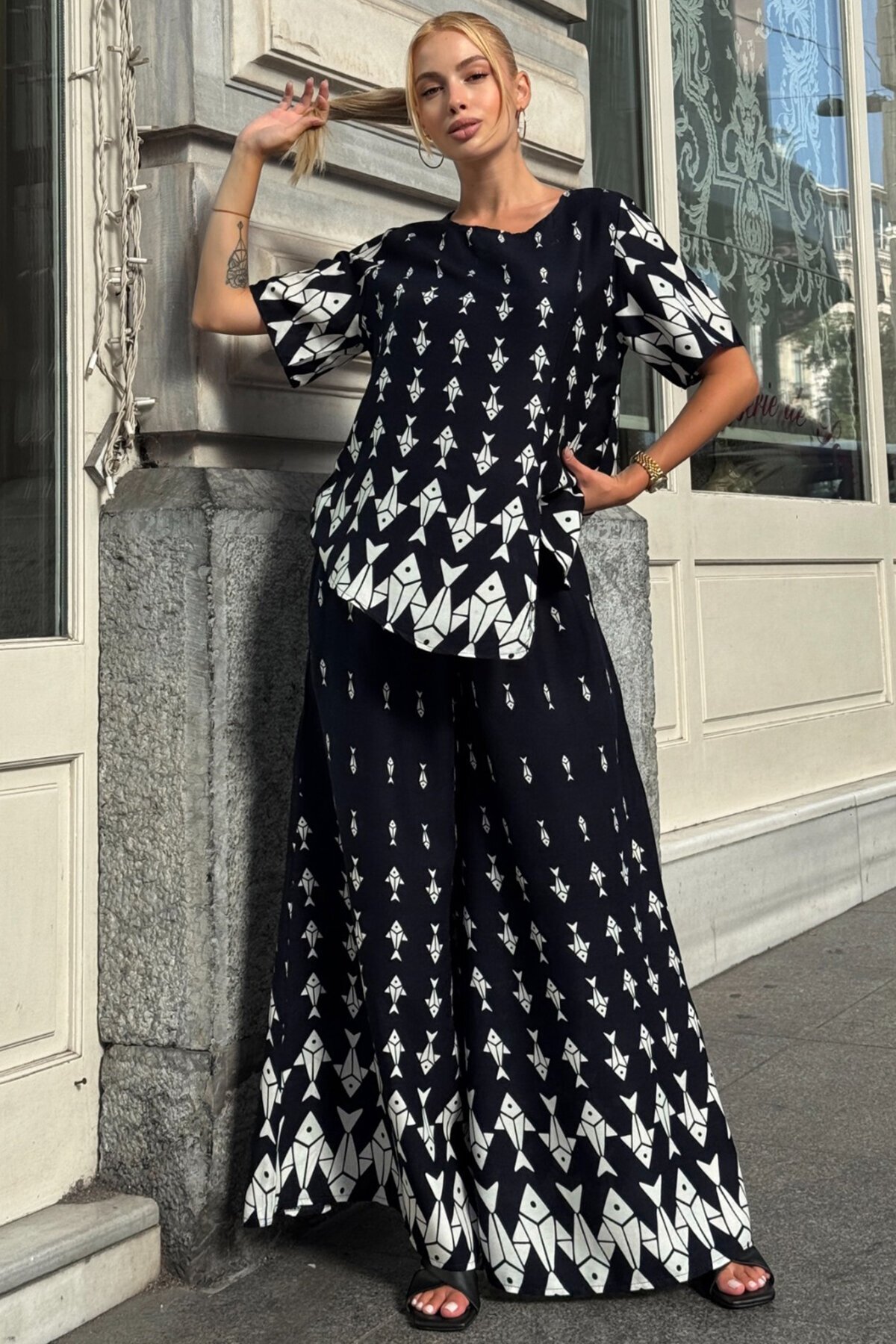 Ekru Bisiklet Yaka Desenli Bluz Ve Pantolon Takım