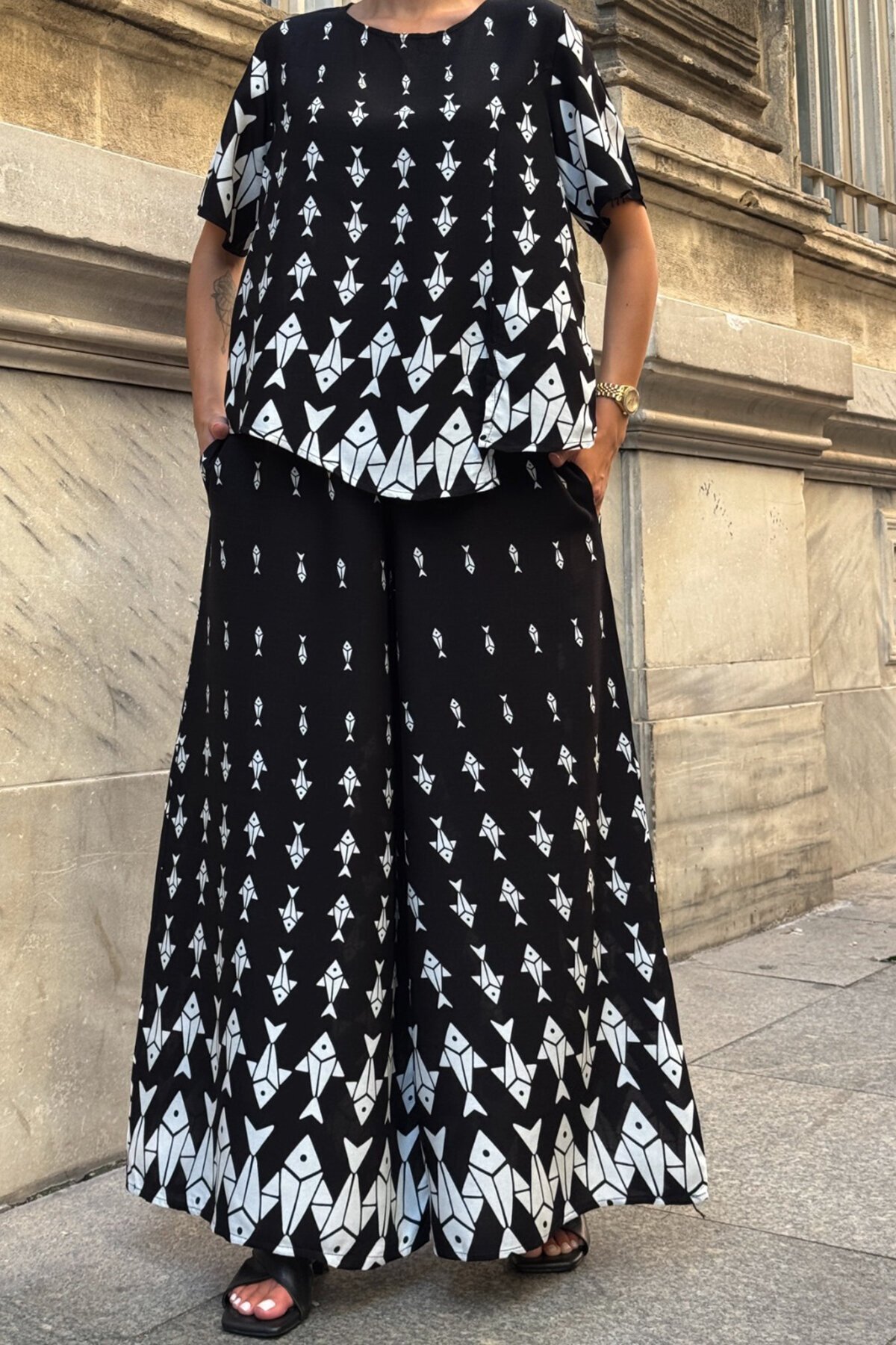 Beyaz Bisiklet Yaka Desenli Bluz Ve Pantolon Takım