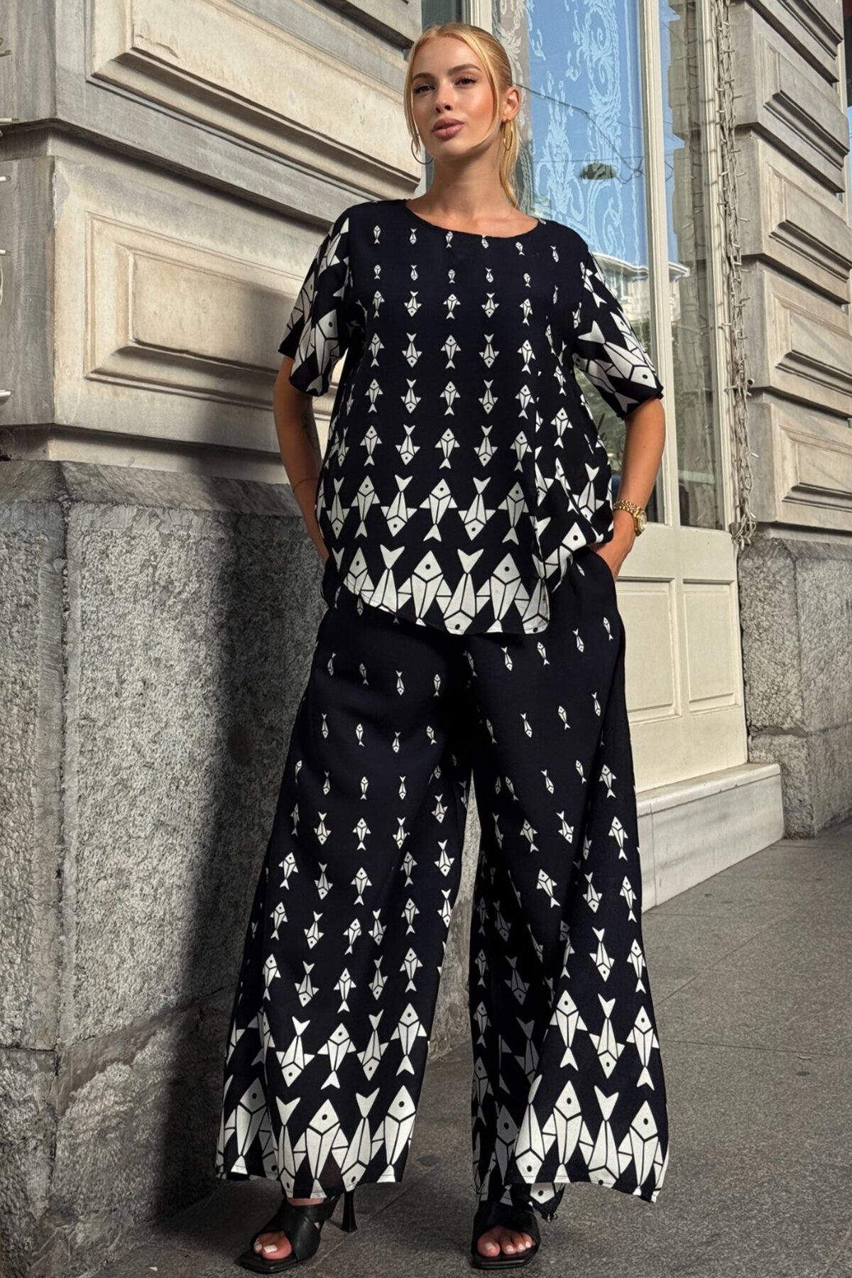 Ekru Bisiklet Yaka Desenli Bluz Ve Pantolon Takım