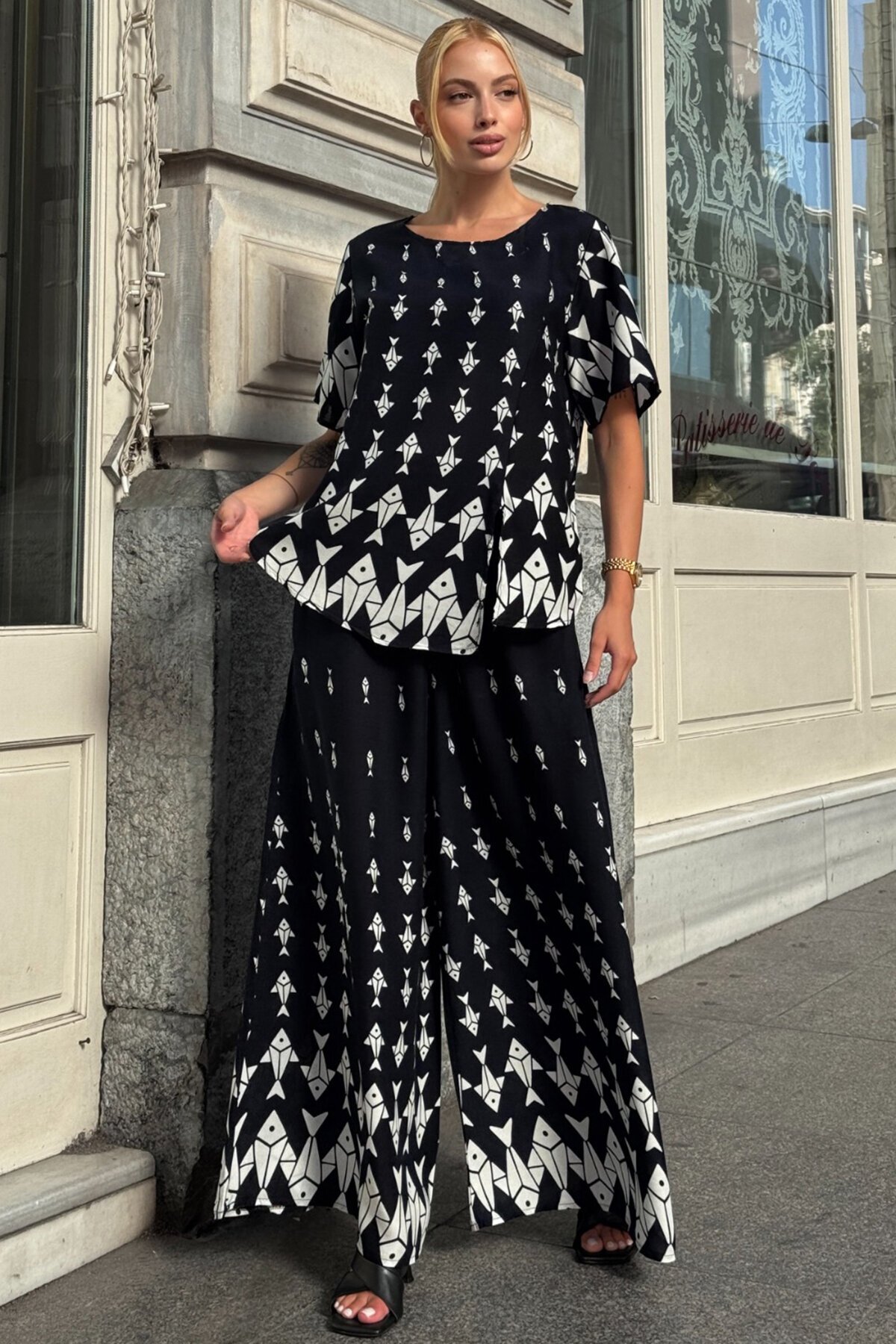 Ekru Bisiklet Yaka Desenli Bluz Ve Pantolon Takım