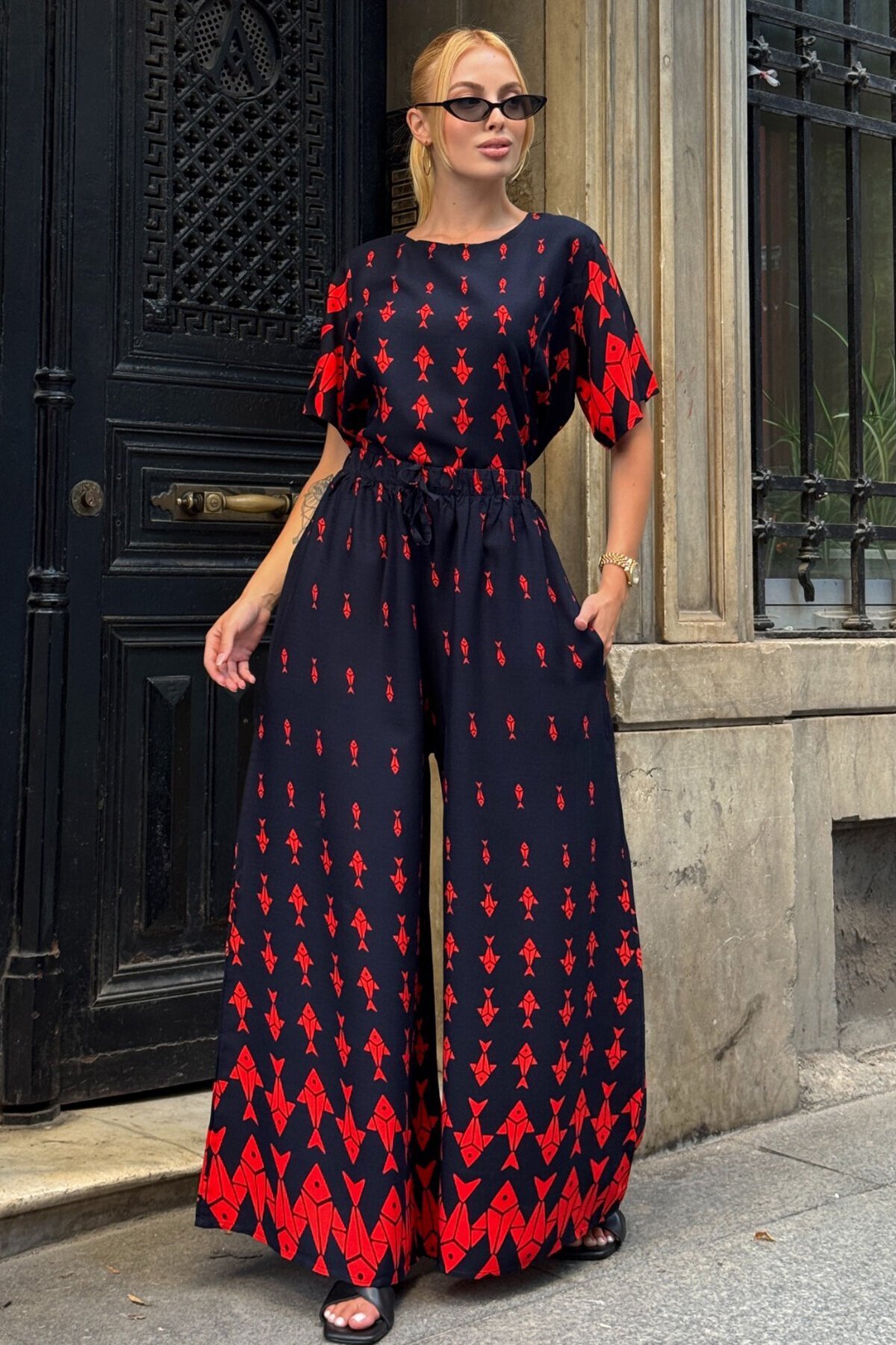 Kırmızı Bisiklet Yaka Desenli Bluz Ve Pantolon Takım