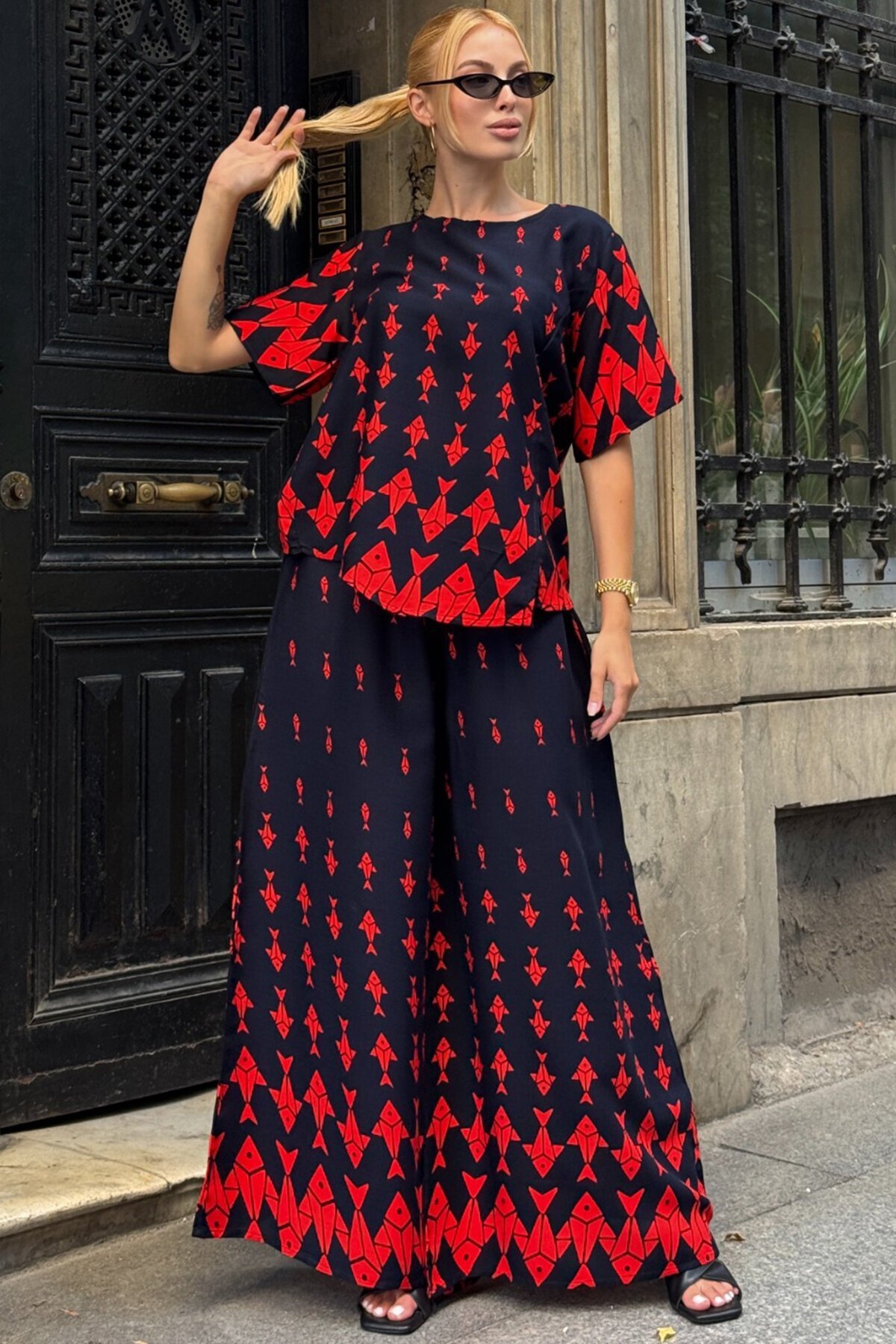 Kırmızı Bisiklet Yaka Desenli Bluz Ve Pantolon Takım