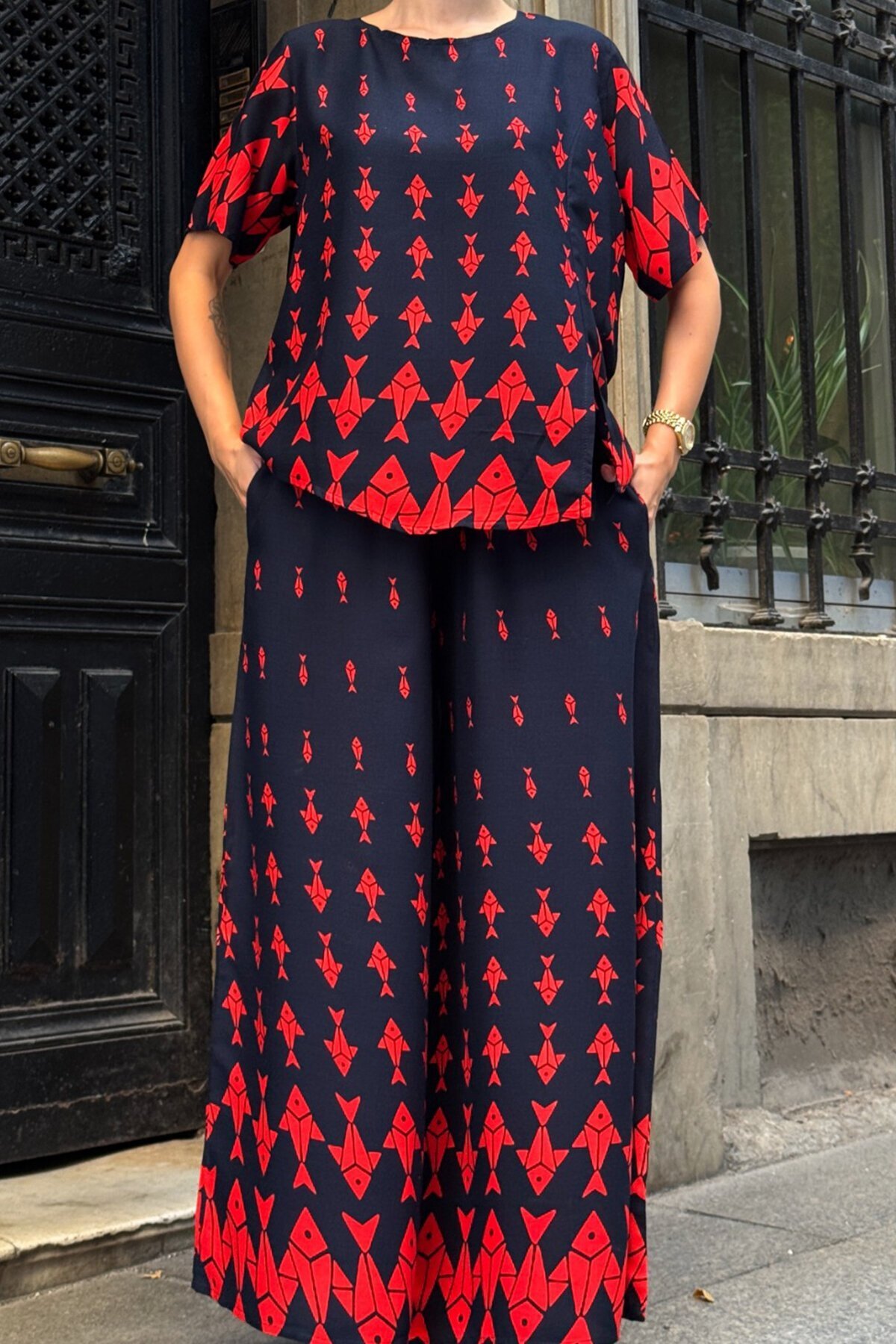 Kırmızı Bisiklet Yaka Desenli Bluz Ve Pantolon Takım