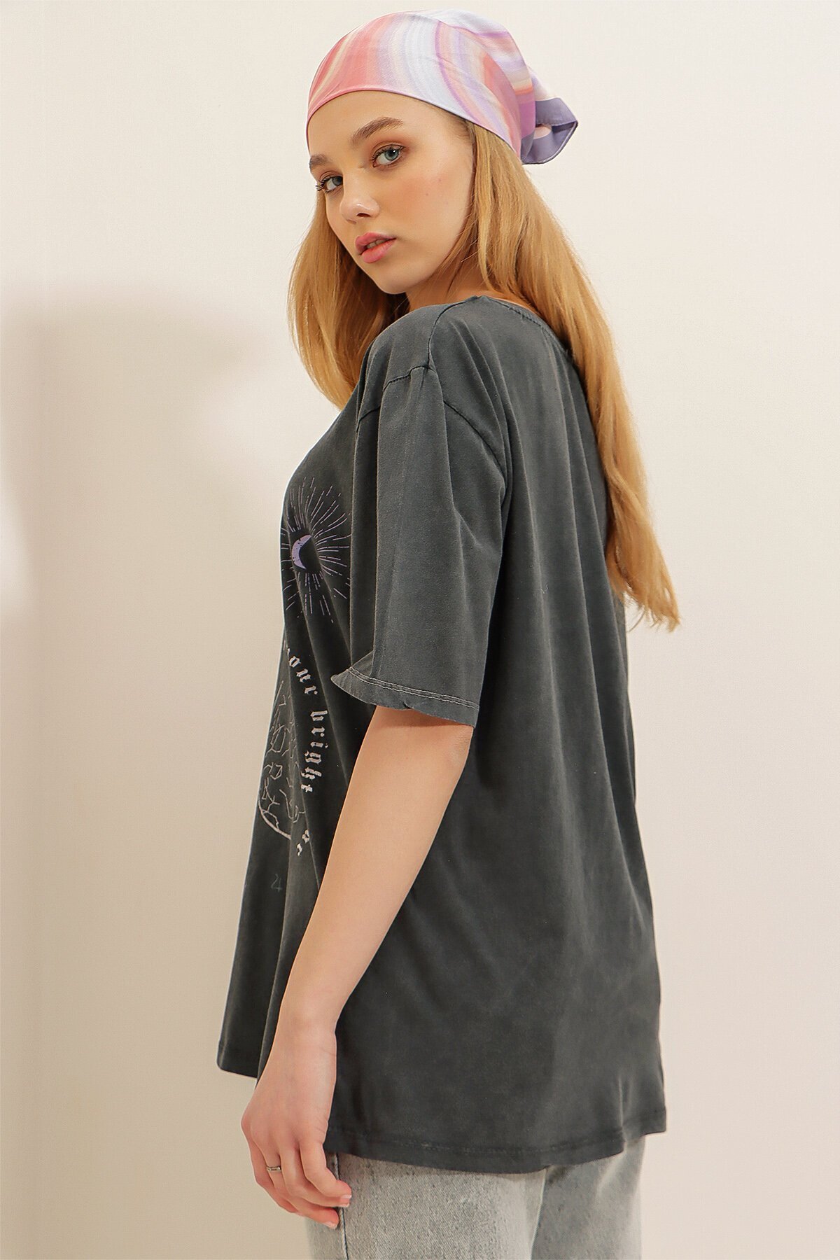 Antrasit Bisiklet Yaka Dijital Baskılı Yıkamalı Oversize T-Shirt