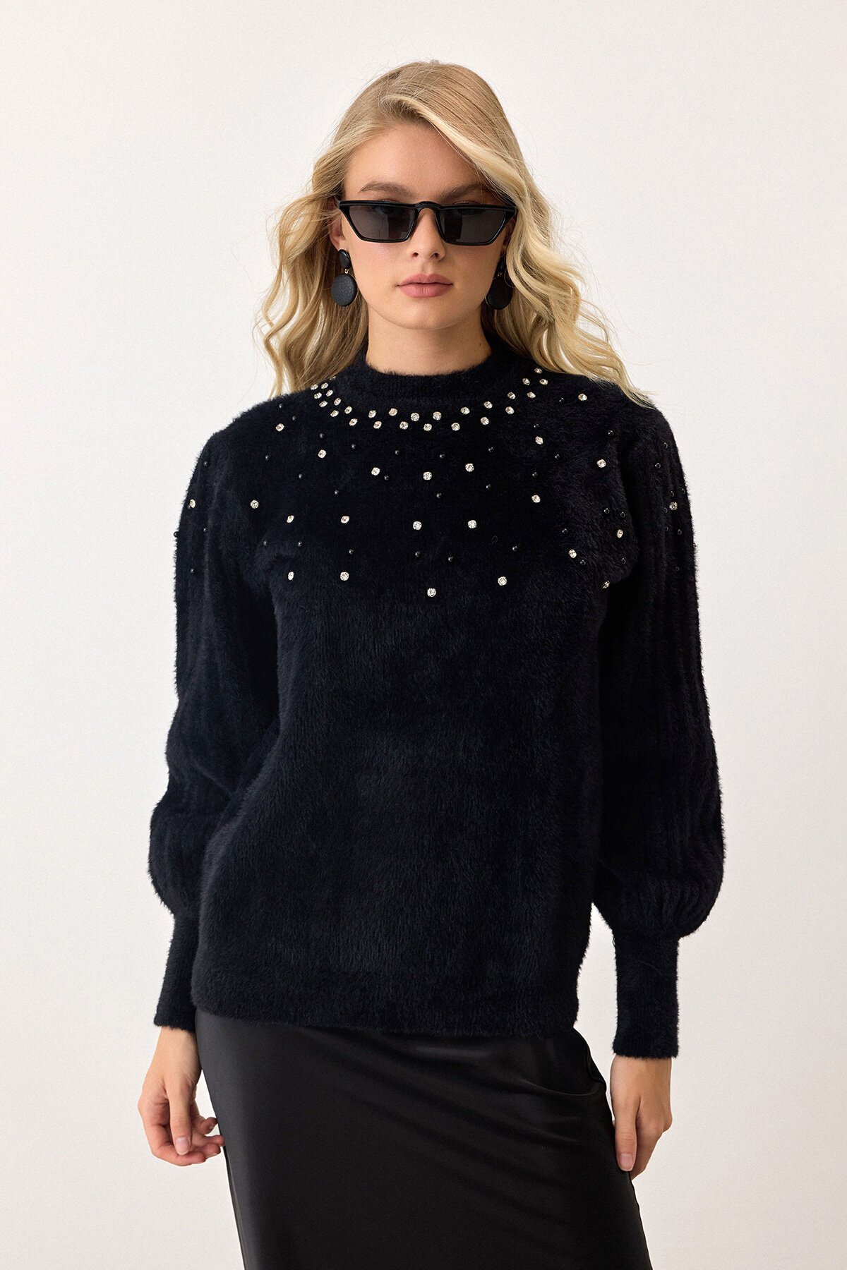 Siyah Bisiklet Yaka İncili Triko Kazak