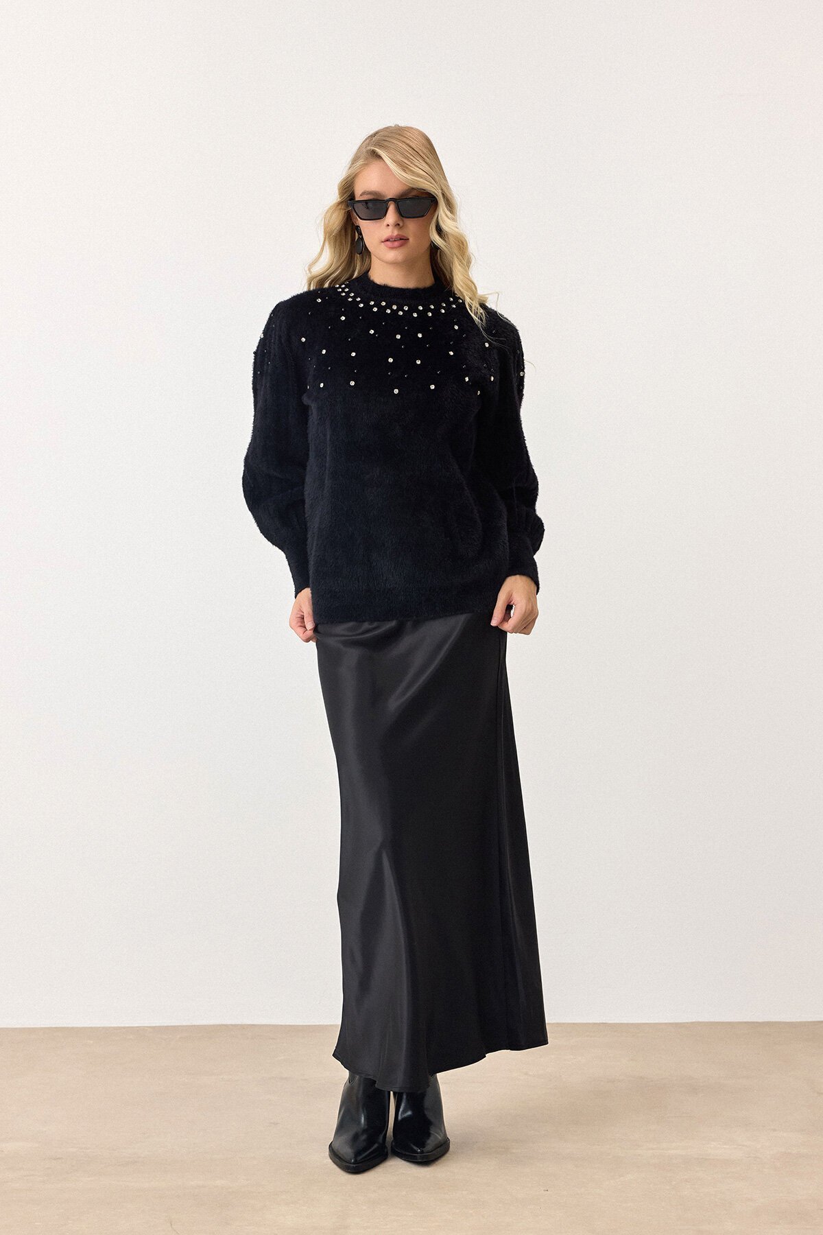 Siyah Bisiklet Yaka İncili Triko Kazak