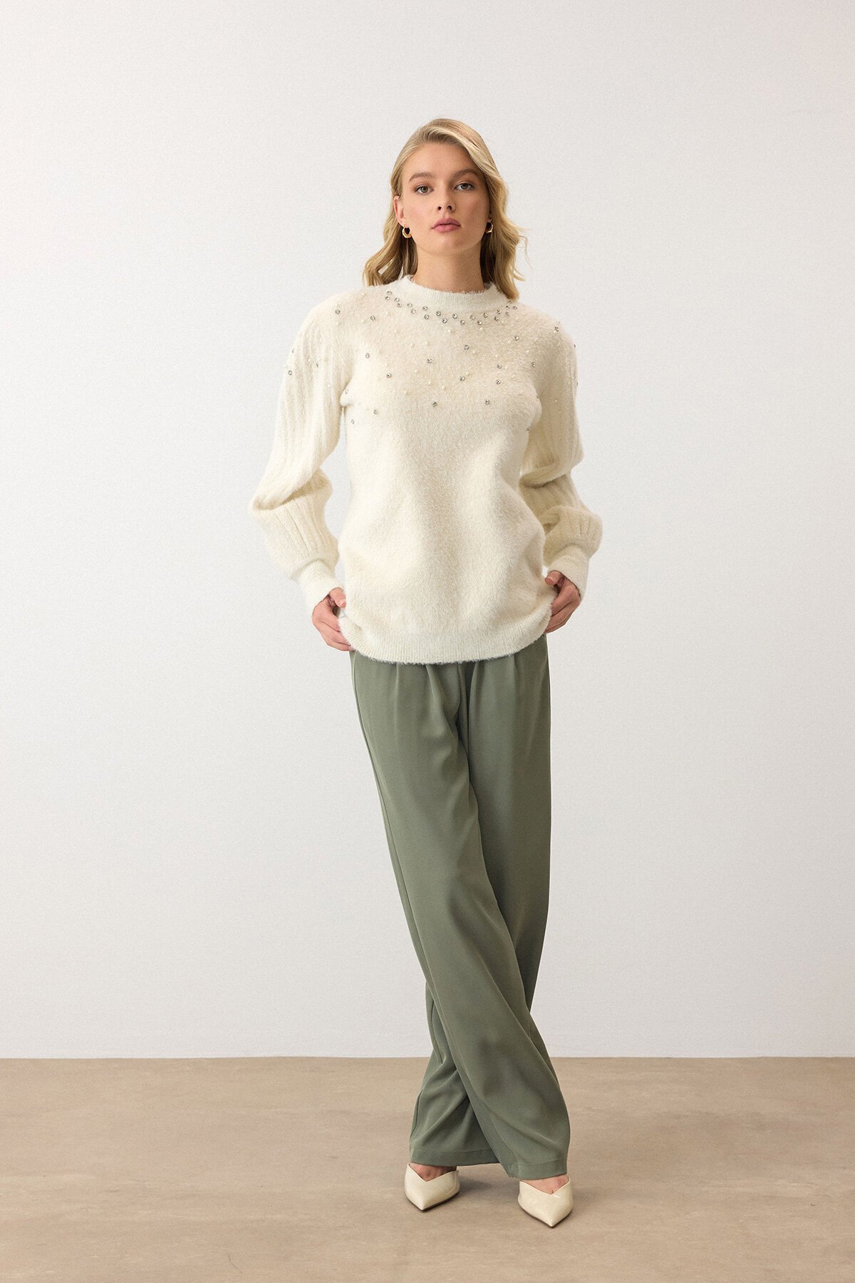 Krem Bisiklet Yaka İncili Triko Kazak