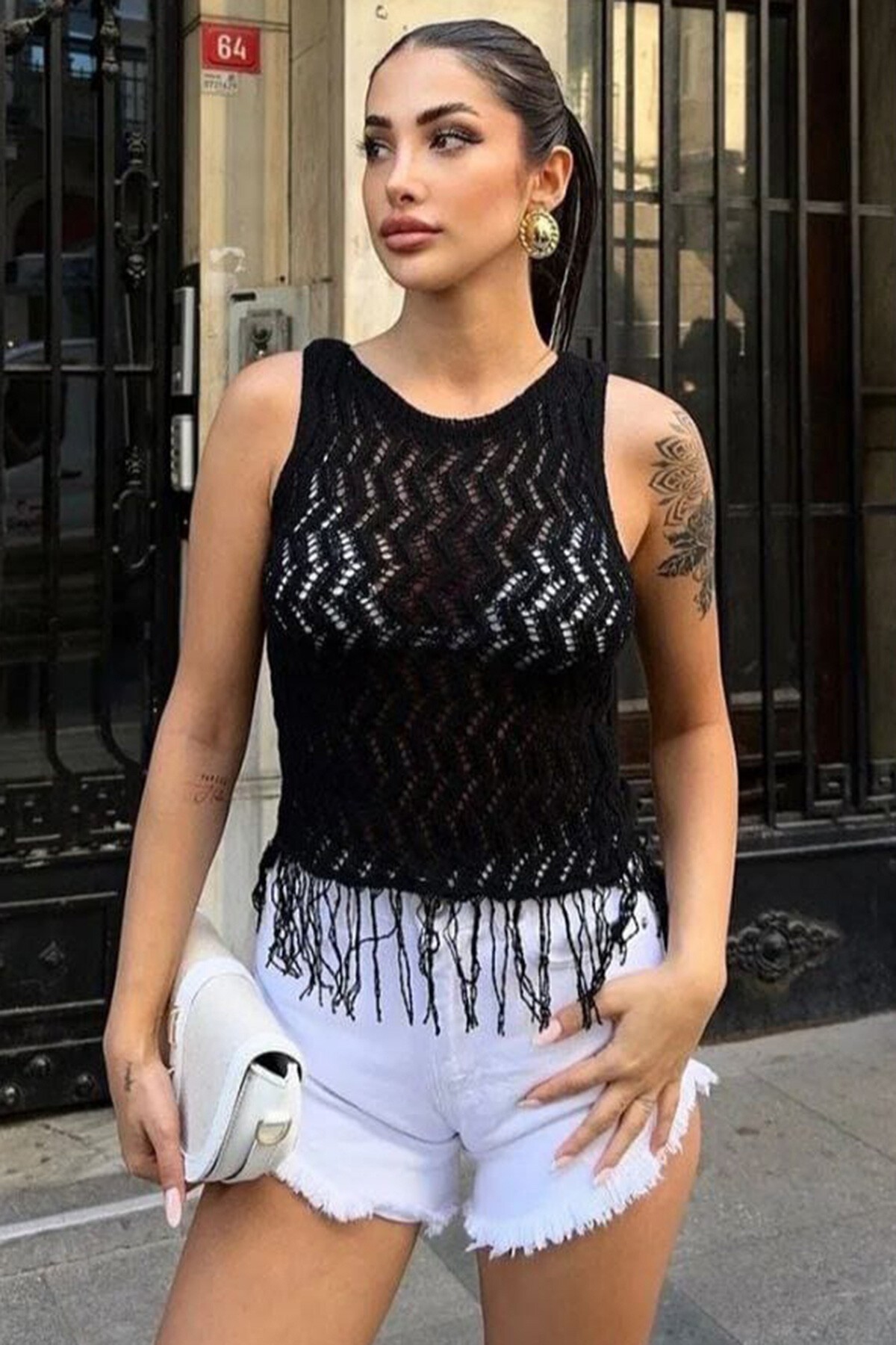 Siyah Bisiklet Yaka Kolsuz Püsküllü Bluz