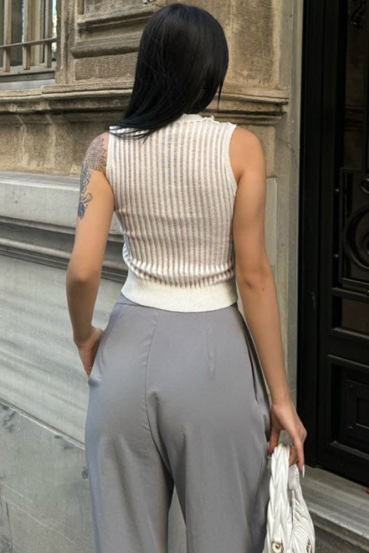 Ekru Bisiklet Yaka Kolsuz Triko