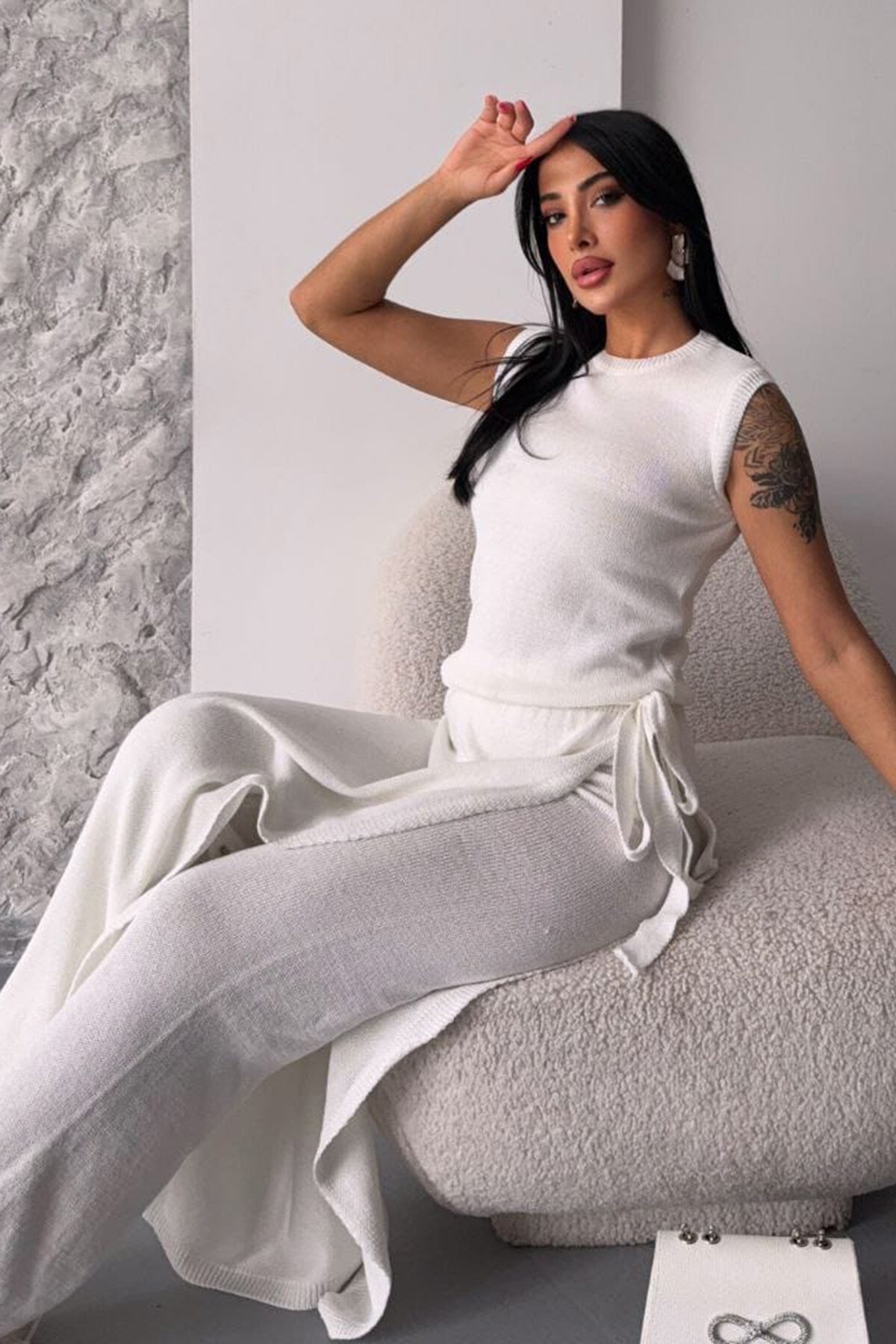 Beyaz Bisiklet Yaka Kolsuz BLuz Ve Etek Pantolon Triko Takım