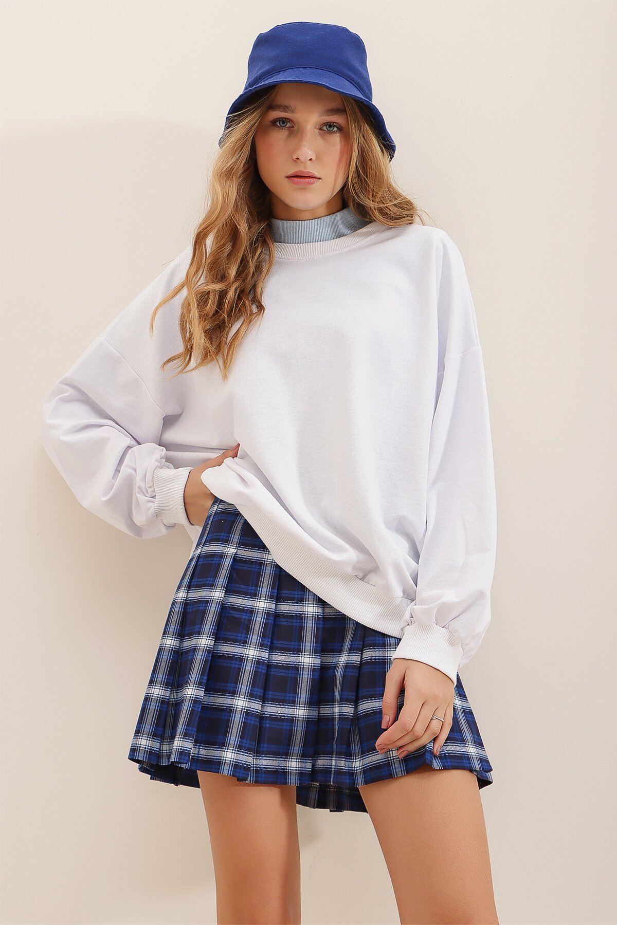 Beyaz Bisiklet Yaka Oversize Mevsimlik Basic Sweatshirt