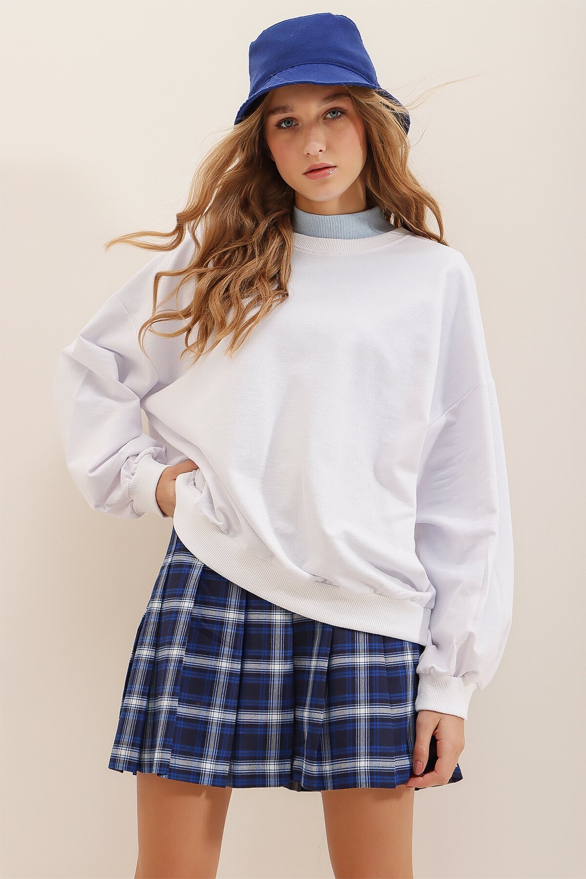 Beyaz Bisiklet Yaka Oversize Mevsimlik Basic Sweatshirt