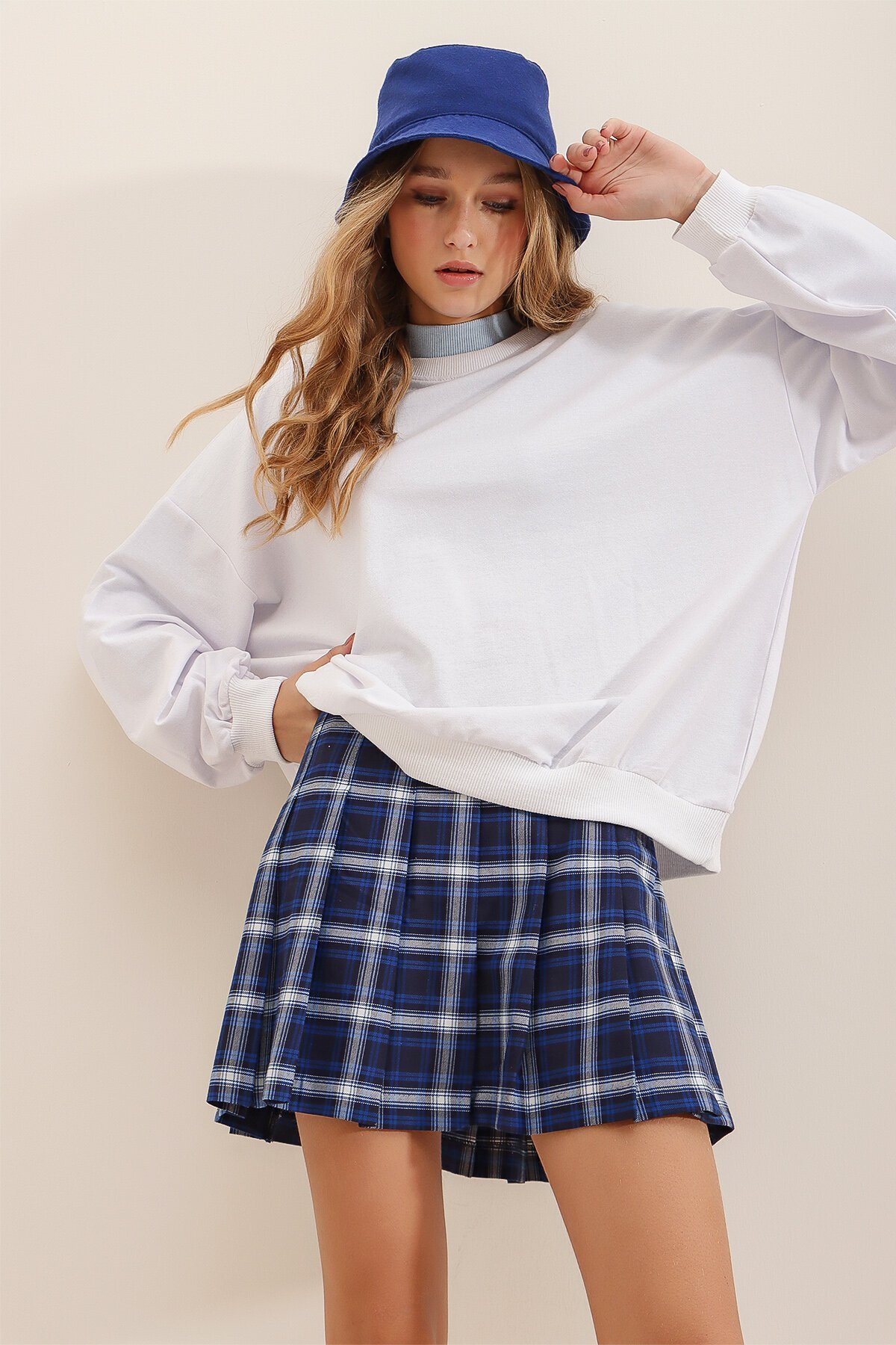 Beyaz Bisiklet Yaka Oversize Mevsimlik Basic Sweatshirt