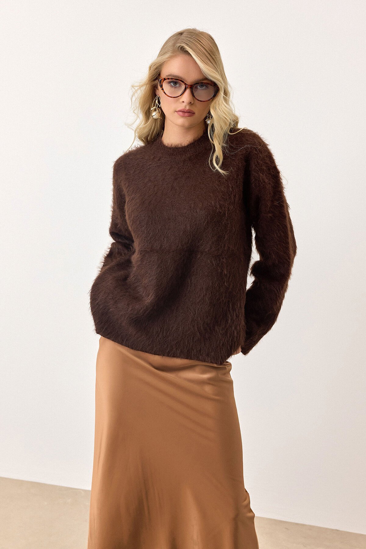 Kahverengi Bisiklet Yaka Uzun Kollu Tüylü Triko Kazak