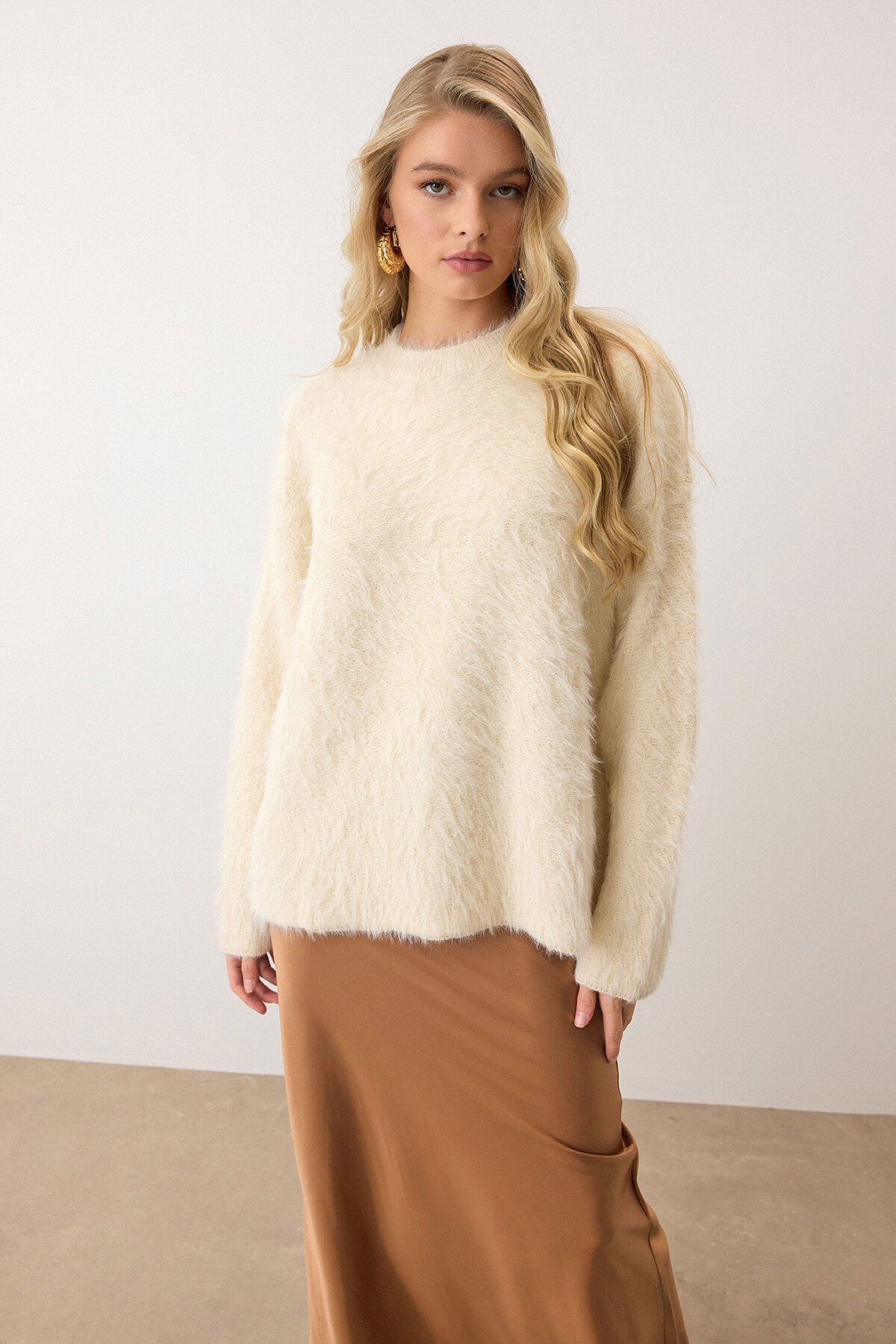 Krem Bisiklet Yaka Uzun Kollu Tüylü Triko Kazak