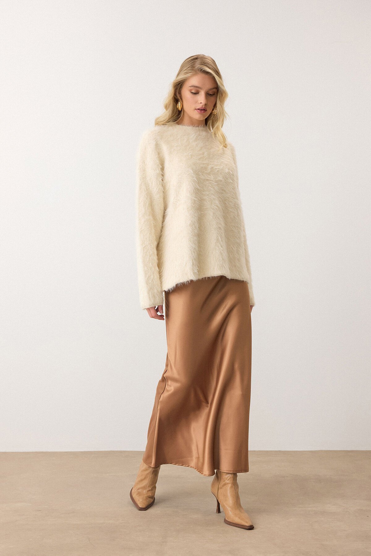 Krem Bisiklet Yaka Uzun Kollu Tüylü Triko Kazak