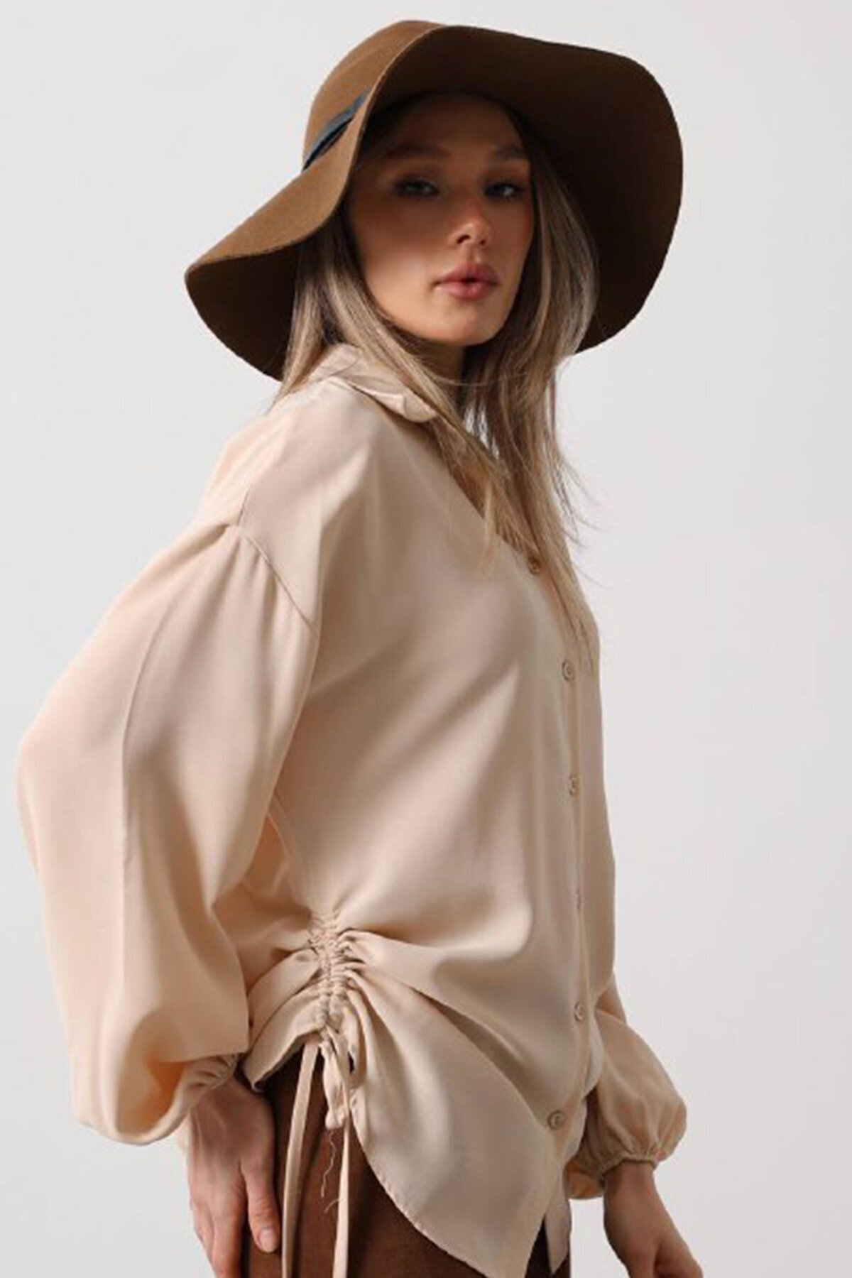 Taş Yanları Büzgülü Kolu Lastikli Aerobin Gömlek 