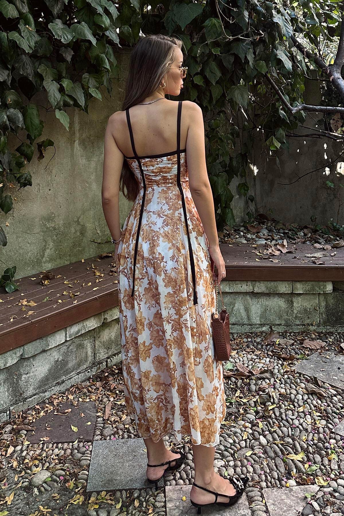 Taş Biyeli İp Askılı V Yaka Midi Boy Çiçekli Elbise