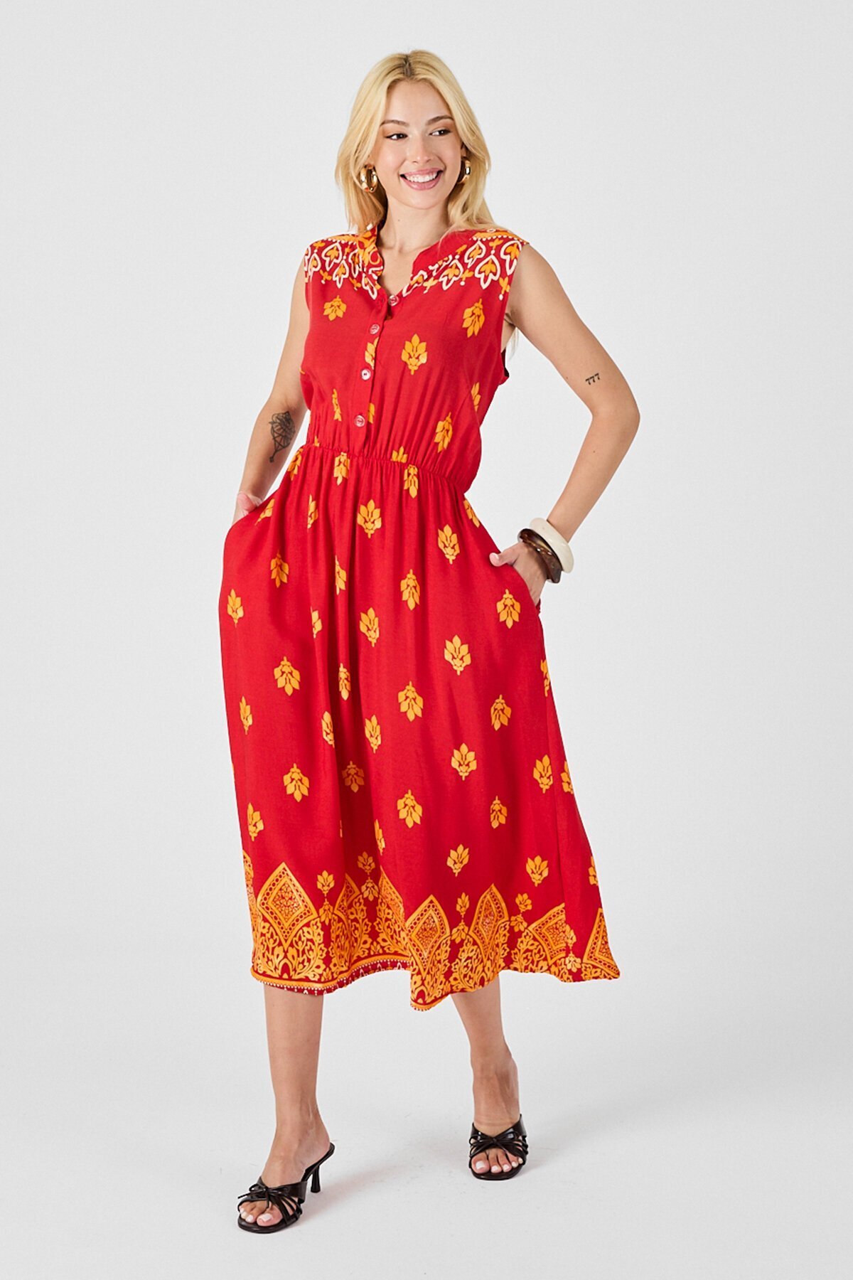 Kırmızı Çentik Yaka Düğmeli Desenli Kolsuz Midi Elbise